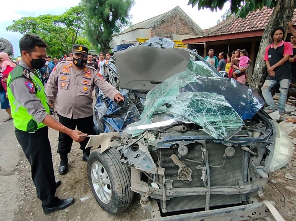 Bangkai minibus usai ditabrak bus PO Rela di Sumberlawang. 