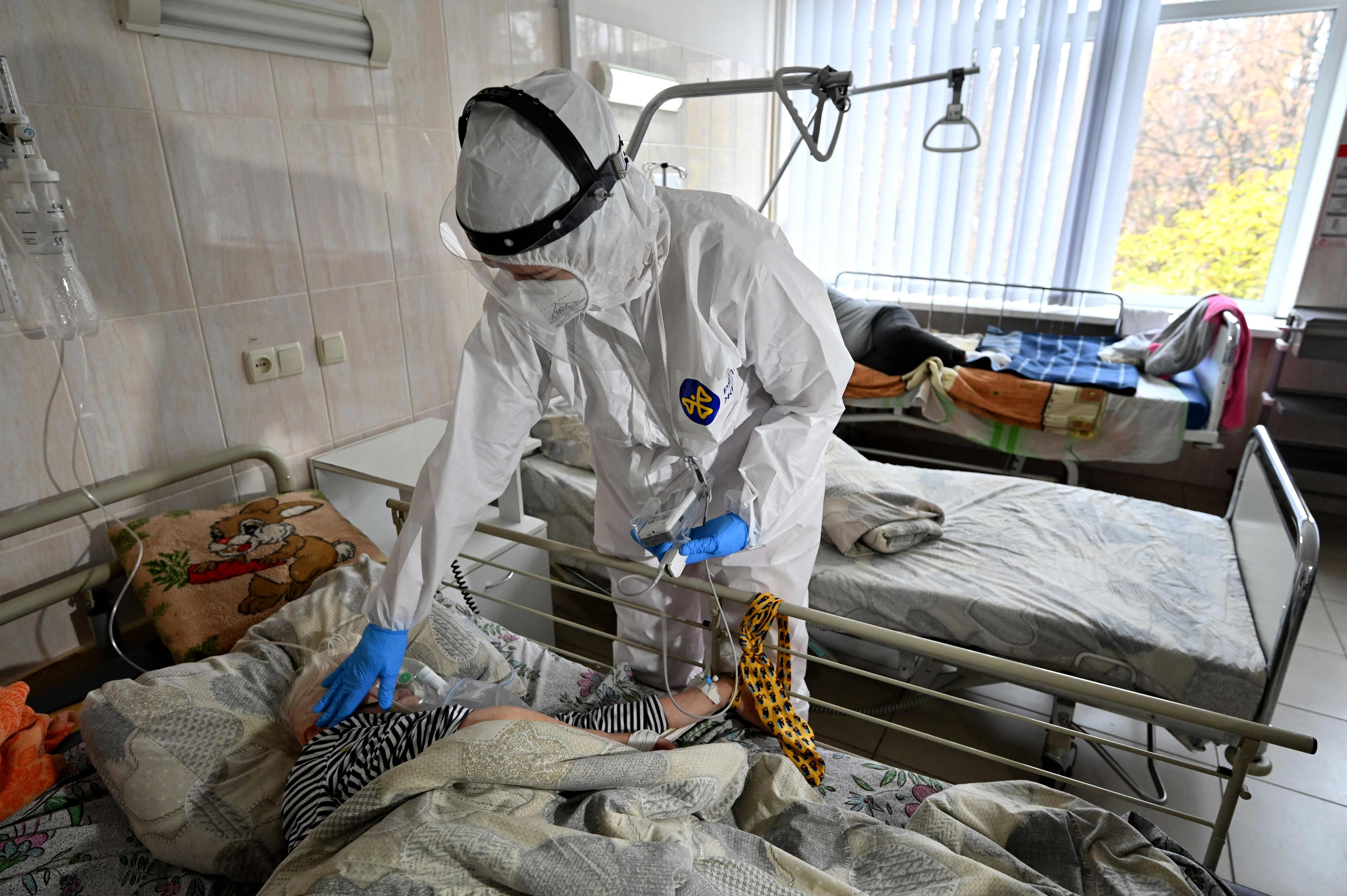Seorang nakes merawat pasien covid-19 di ruang ICU sebuah rumah sakit di Kiev, Ukraina.