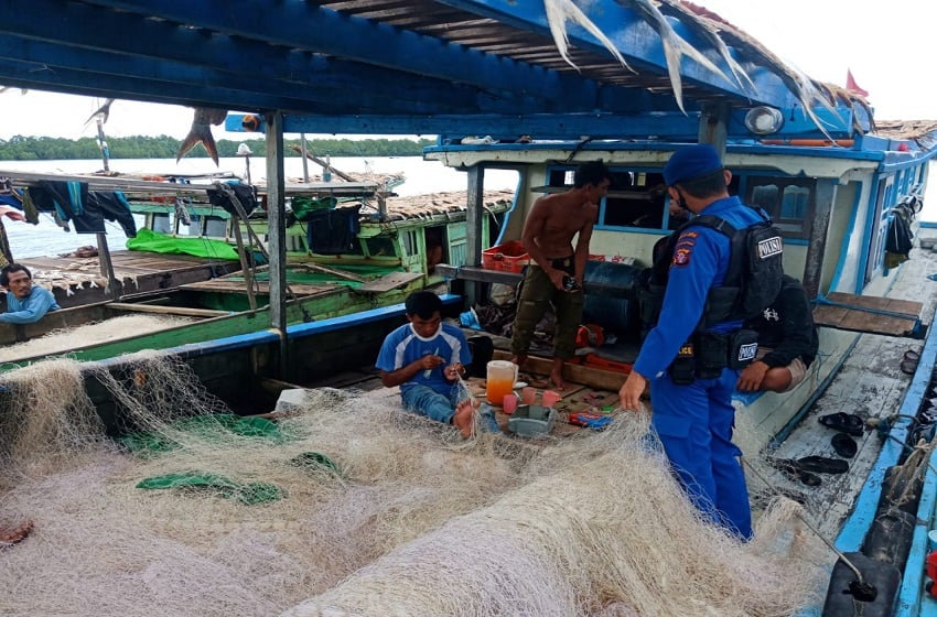 Satpolairud Polres Seruyan mengingatkan nelayan mengenai kondisi cuaca saat melaut. 