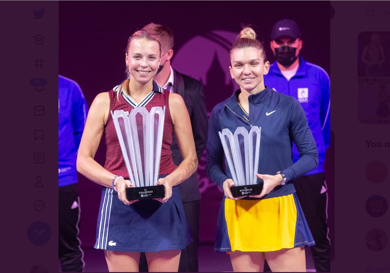 Petenis Estonia Anett Kontraveit (kiri) memegang trofi juara Transylvania Terbuka usai mengalahkan Simona Halep. 