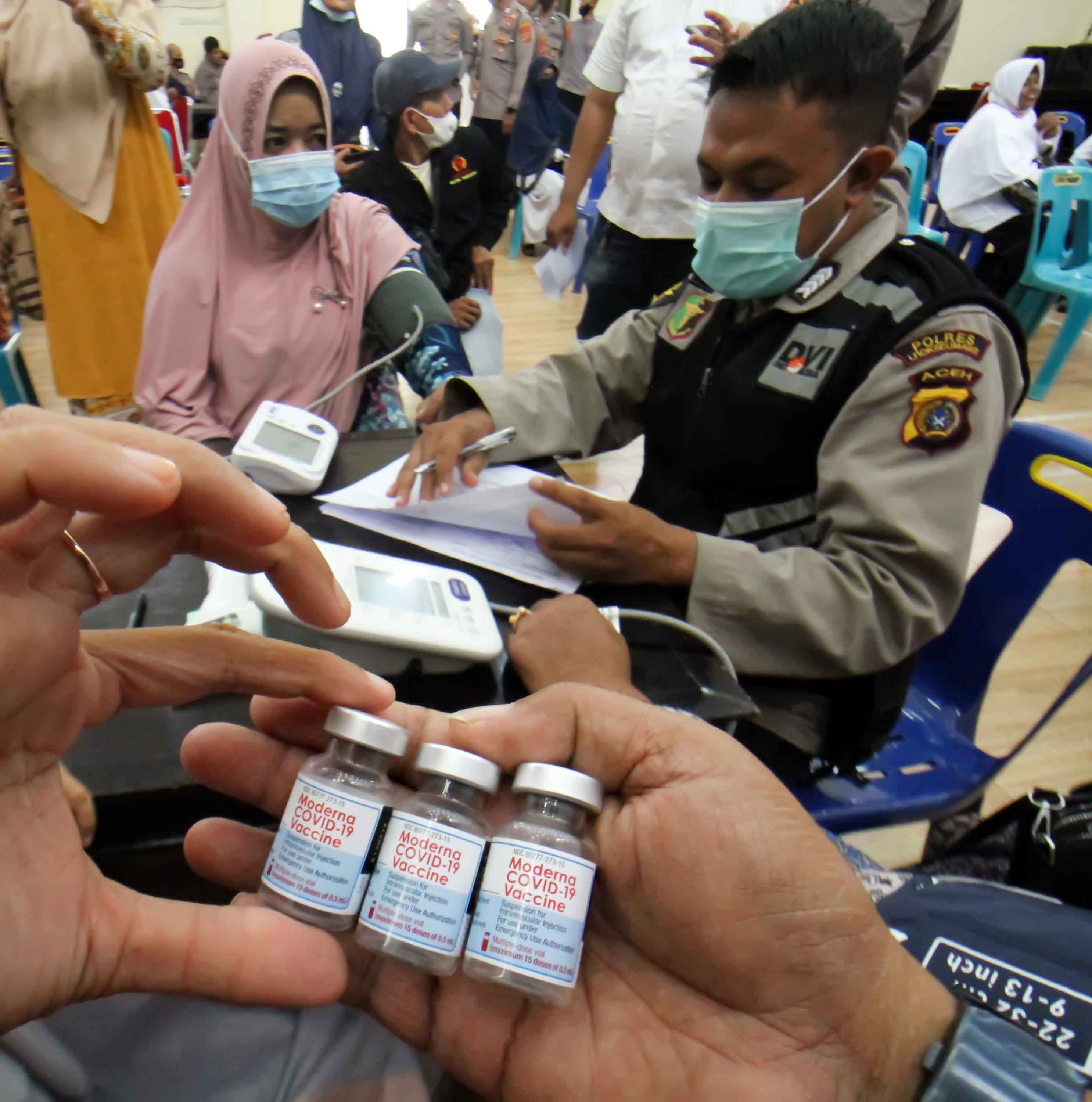  VAKSINASI COVID-19: Petugas memeriksa kesehatan warga dan vaksin saat acara vaksinasi merdeka di Lhokseumawe, Aceh, Jumat (5/11/2021).