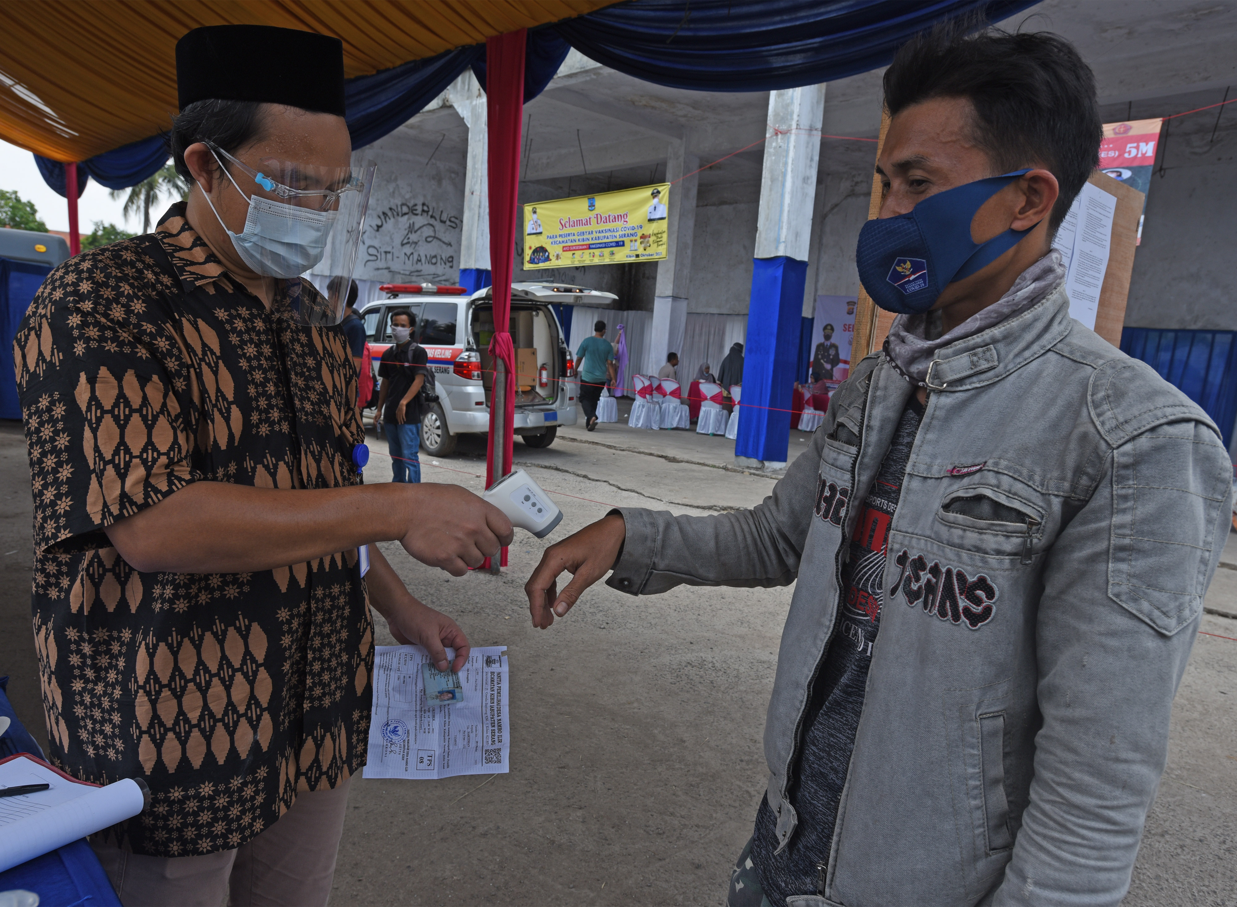 Panitia Pemilihan memeriksa suhu tubuh calon pemilih saat pelaksanaan Pilkades Serentak, di Kabupaten Serang, beberapa waktu lalu.