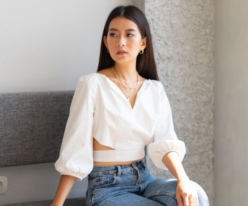 Seorang model menggunakan pakaian merek lokal Bybea.