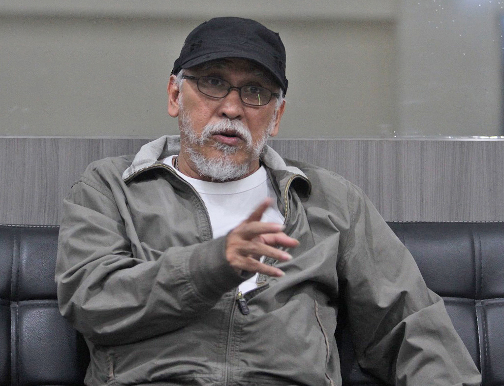 Musisi dan penyanyi Iwan Fals mendatangi Polda Metro Jaya melaporkan dugaan pencemaran nama baik, Kamis (4/11)