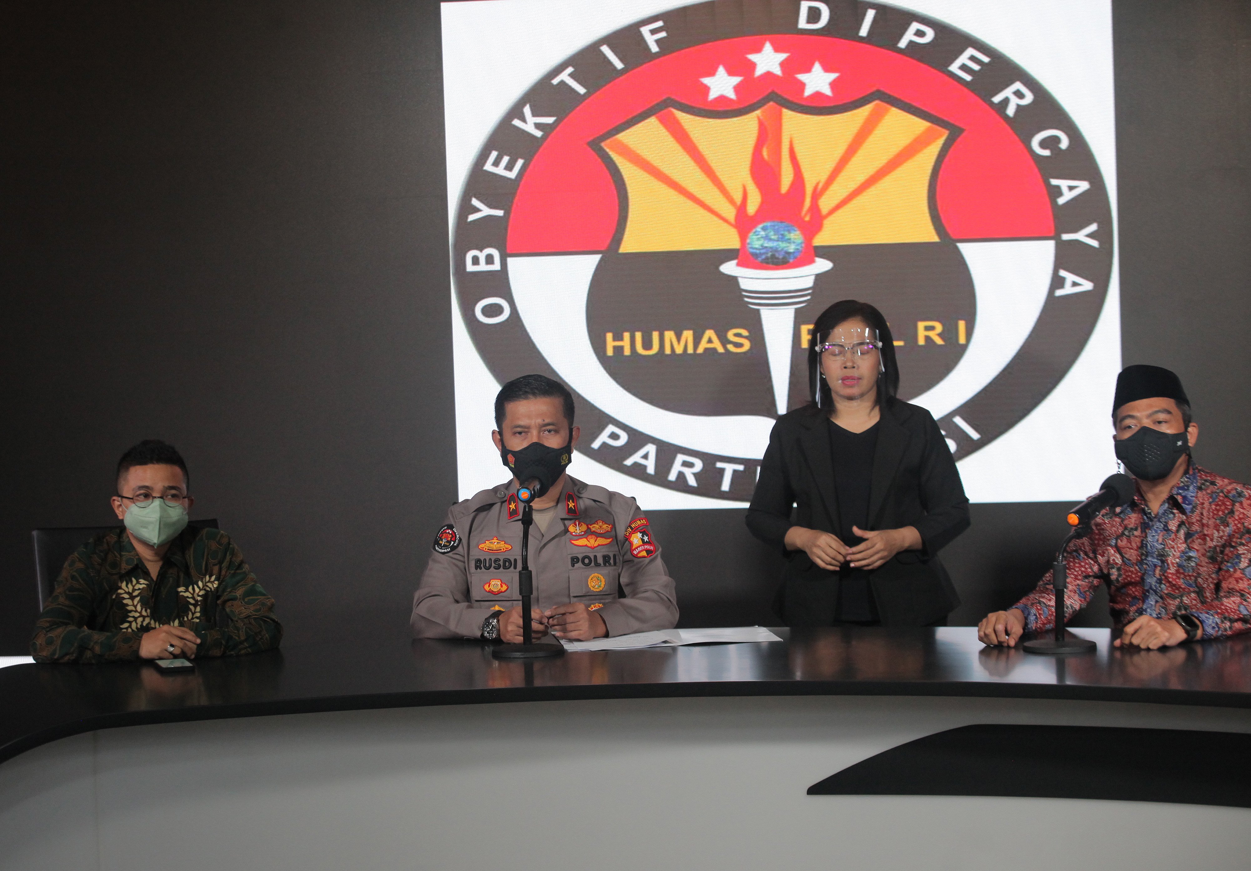 Karopenmas) Divisi Humas Polri Brigjen Pol Rusdi Hartono (tengah) tengah memberi keterangan  terkait kasus penangkapan terduga teroris.