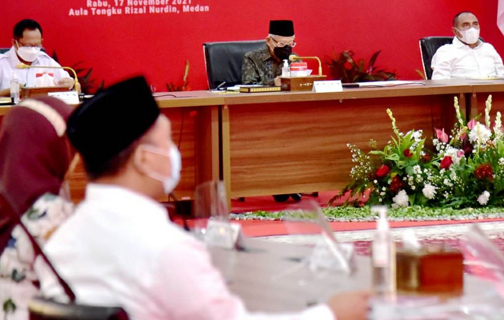 Wapres Ma'ruf Amin (kedua kanan) memimpin rapat bersama pemda di Sumut mengenai pemberdayaan ekonomi masyarakat dan pelayanan publik.