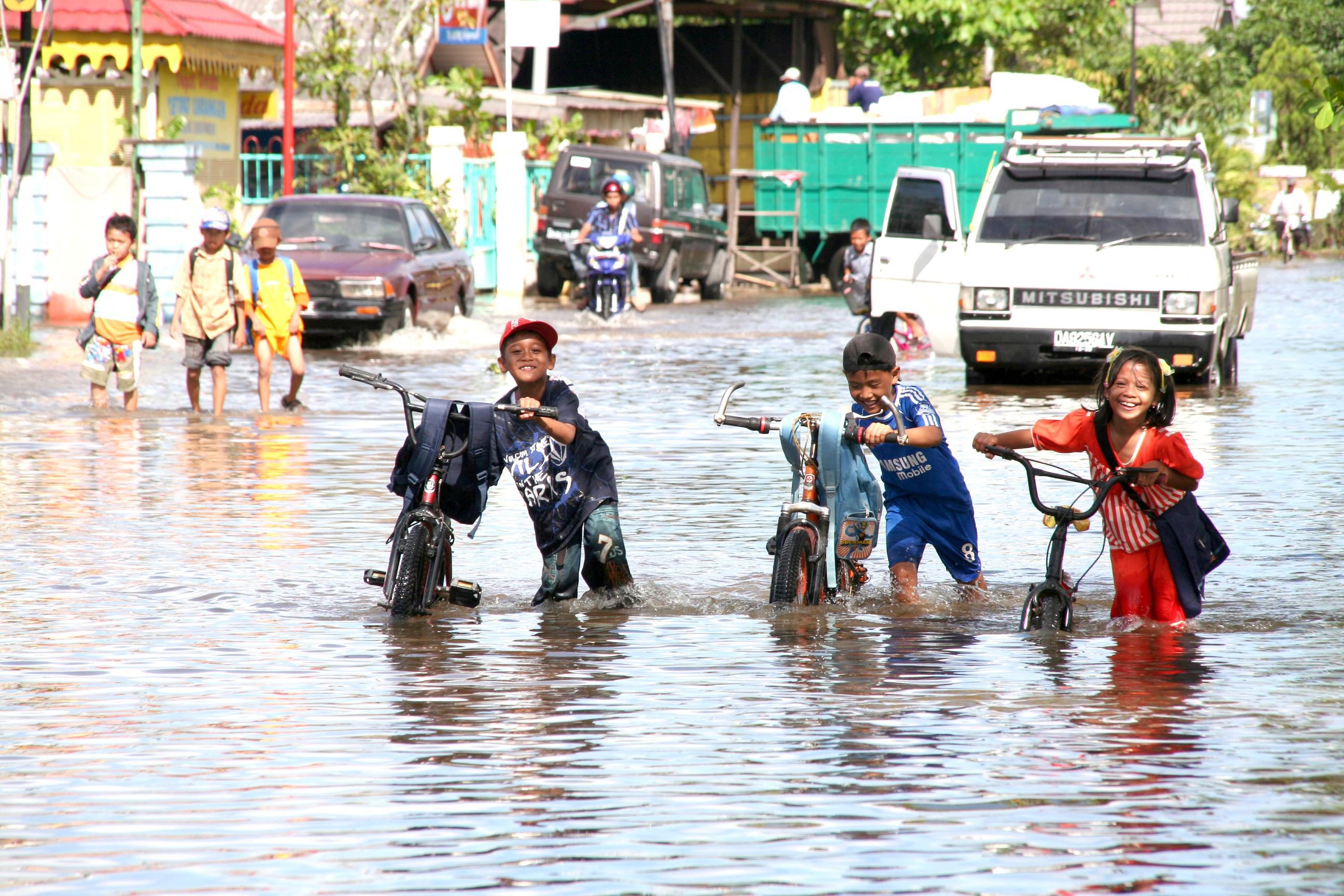 Arus lalu lintas di wilayah jalan Jafri Zam-zam, Banjarmasin, Kalimanta Selatan terganggu, karena dampak air pasang (rob)
