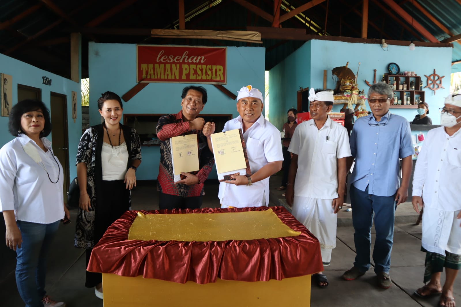Bupati Jembrana I Nengah Tamba (baju putih) dan Komisaris Utama PT. Bhuana Sidhi Bali, Rudy Sutopo (batik) memperlihatkan MoU yang mereka ta