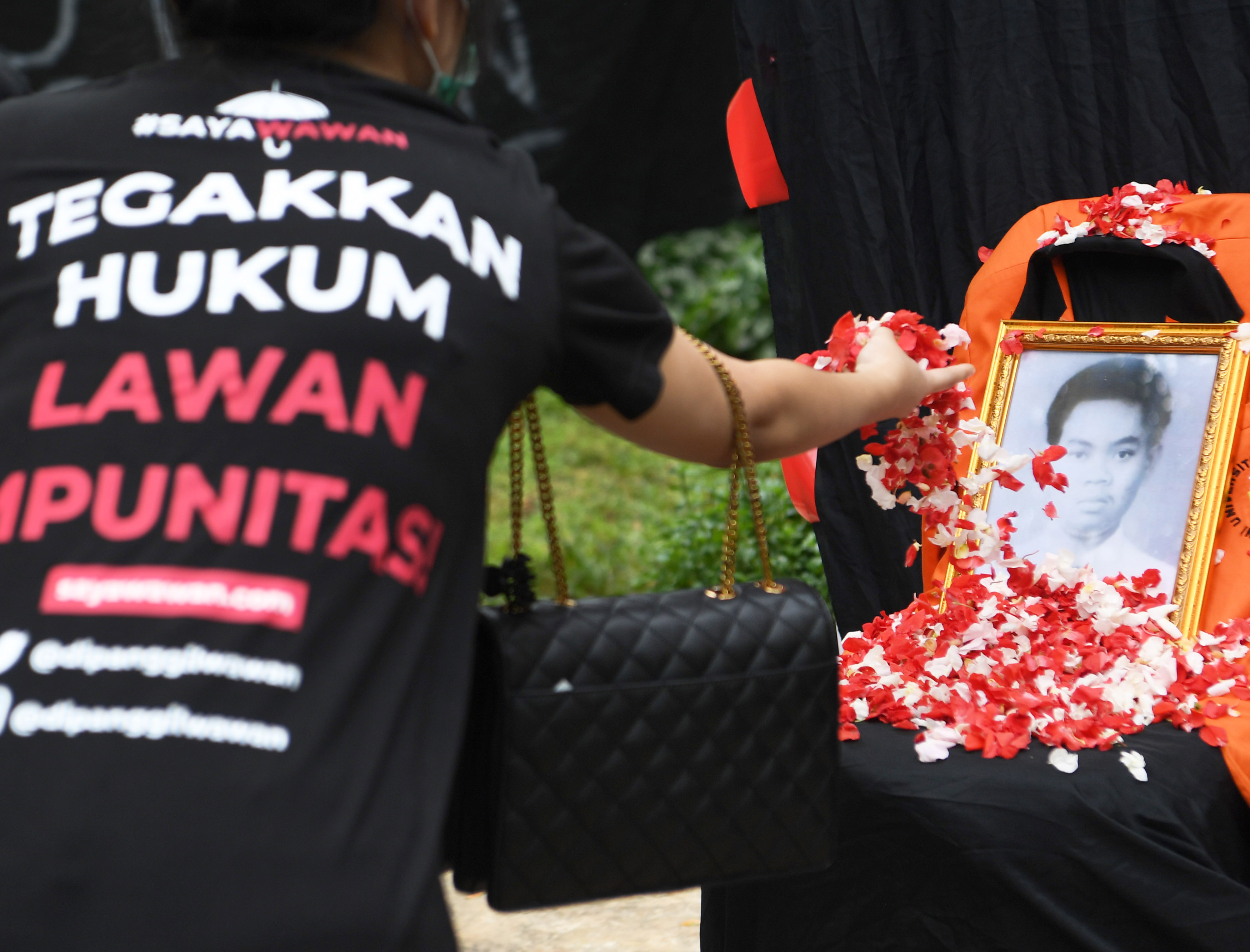  Mahasiswa Universitas Atma Jaya melakukan tabur bunga saat menggelar peringatan 23 tahun Tragedi Semanggi, Sabtu (13/11).