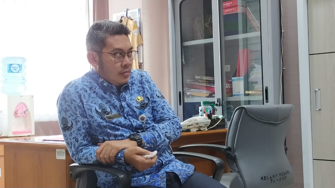 Lurah Kampung Melayu, Angga Herjuno Rakasiwi.