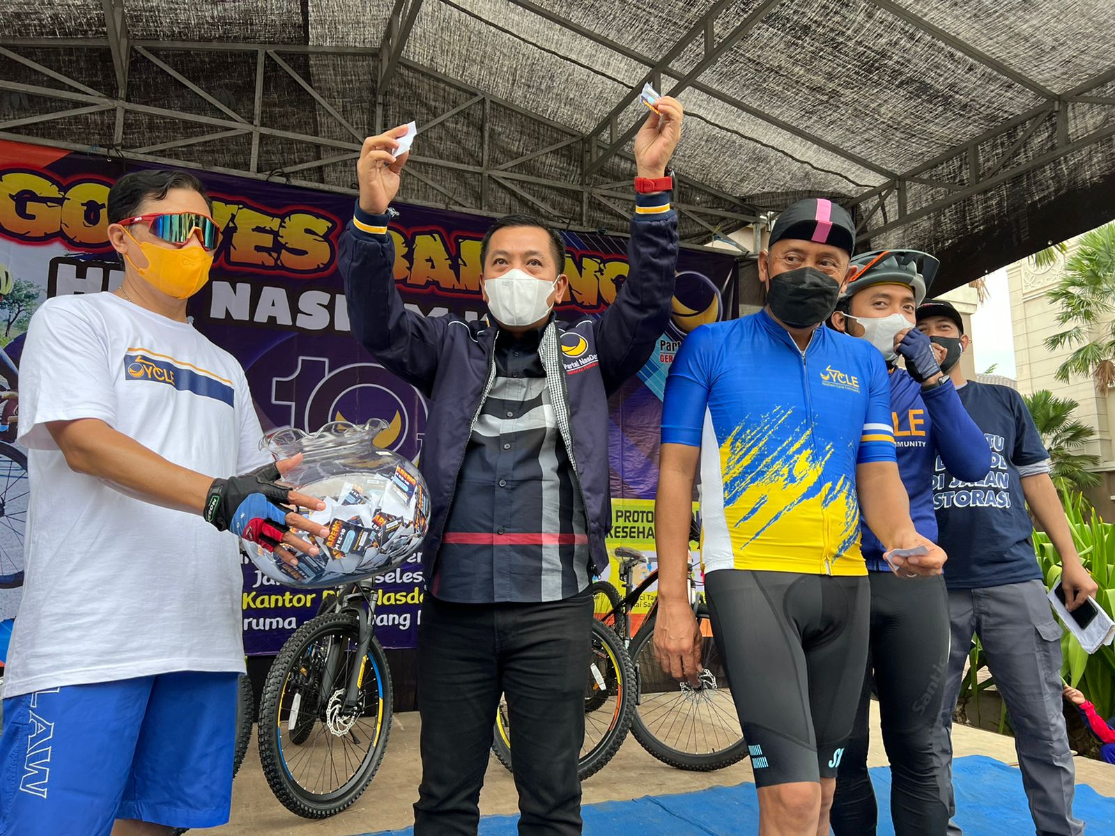 Wakil Bupati Karawang Asep Syaepuloh saat menghadiri kegiatan olahraga di Karawang.