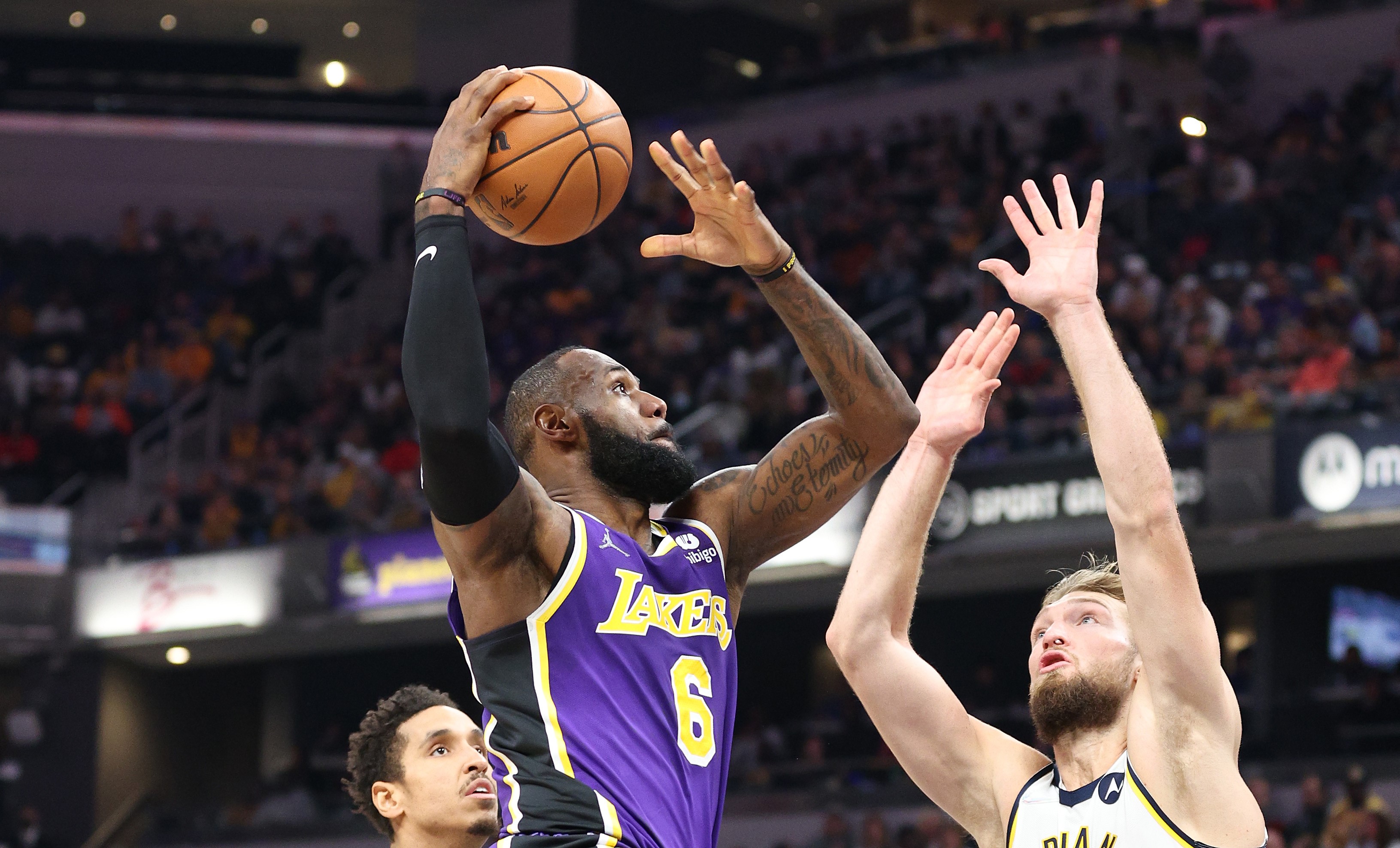 Bintang Los Angeles Lakers LeBron James akan melakukan layup dalam laga NBA melawan Indiana Pacers.