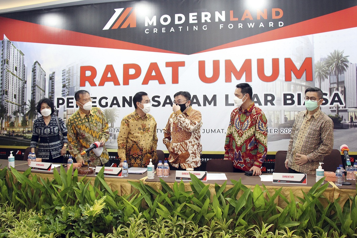 Jajaran direksi dan komisaris PT Modernland Realty Tbk seusai RUPSLB, Jumat (5/11). 