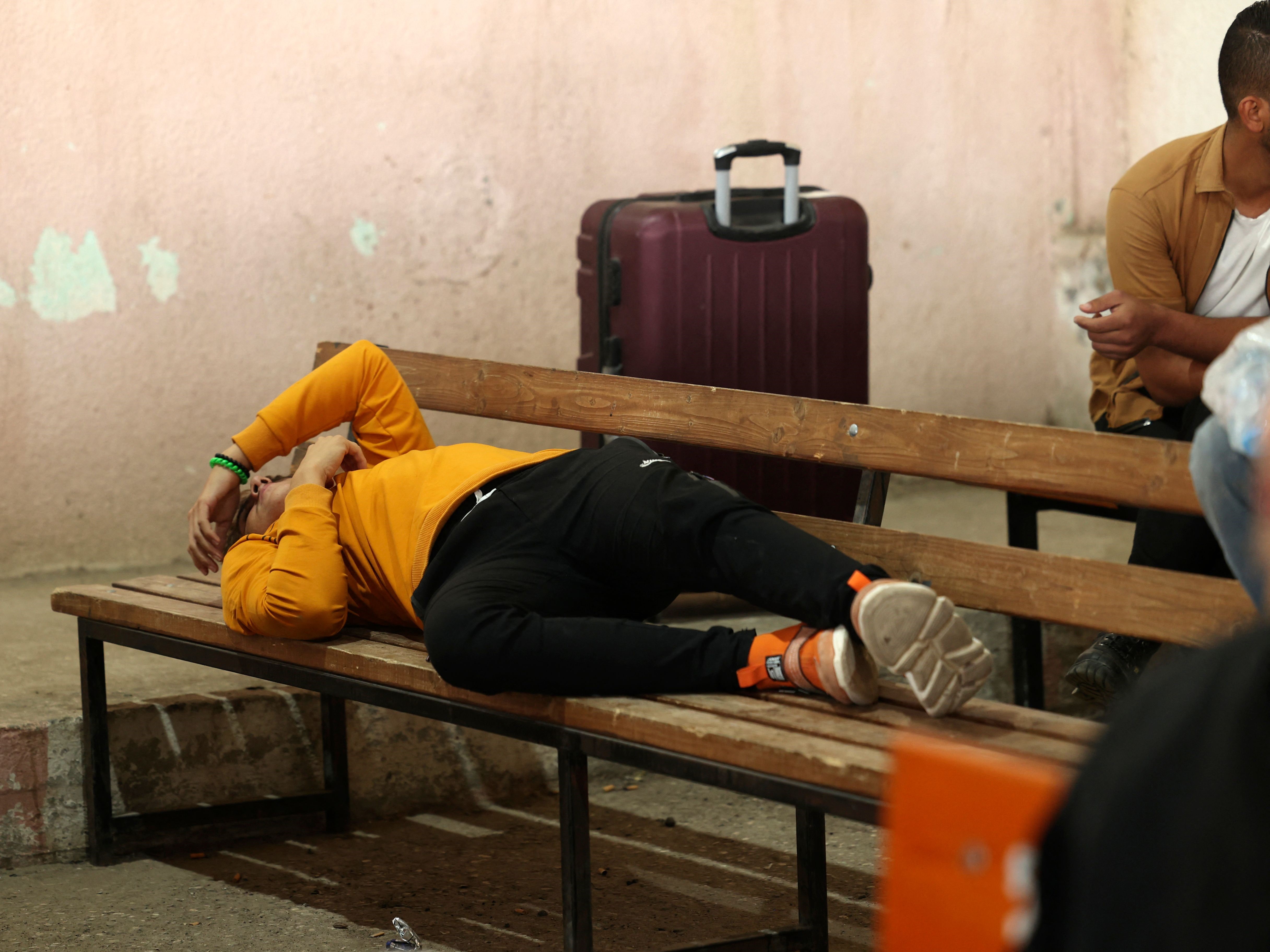 Warga Palestina menunggu giliran untuk menyeberang ke Mesir melalui perbatasan Rafah di Jalur Gaza selatan, pada 15 November 2021.