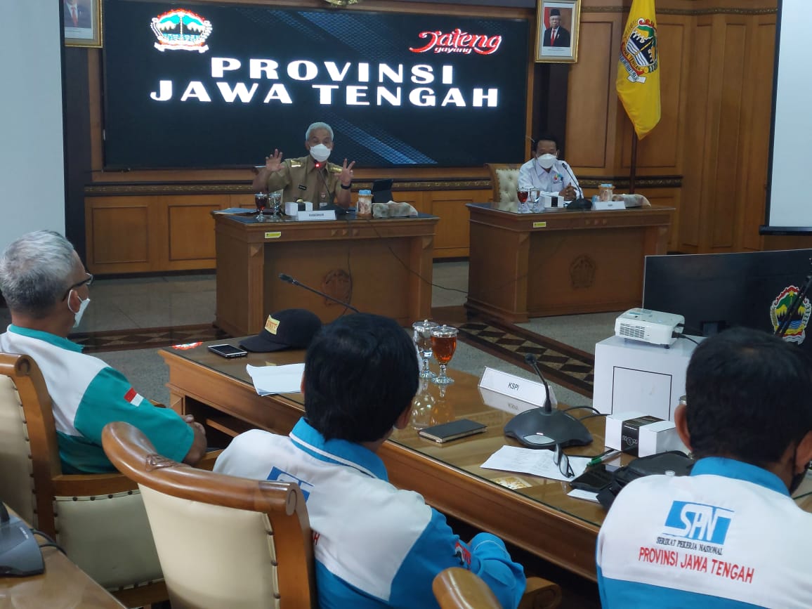 Gubernur Jateng Ganjar Pranowo berdialod dengan perwakilan buruh dari KSPI terkait upah minimum. 
