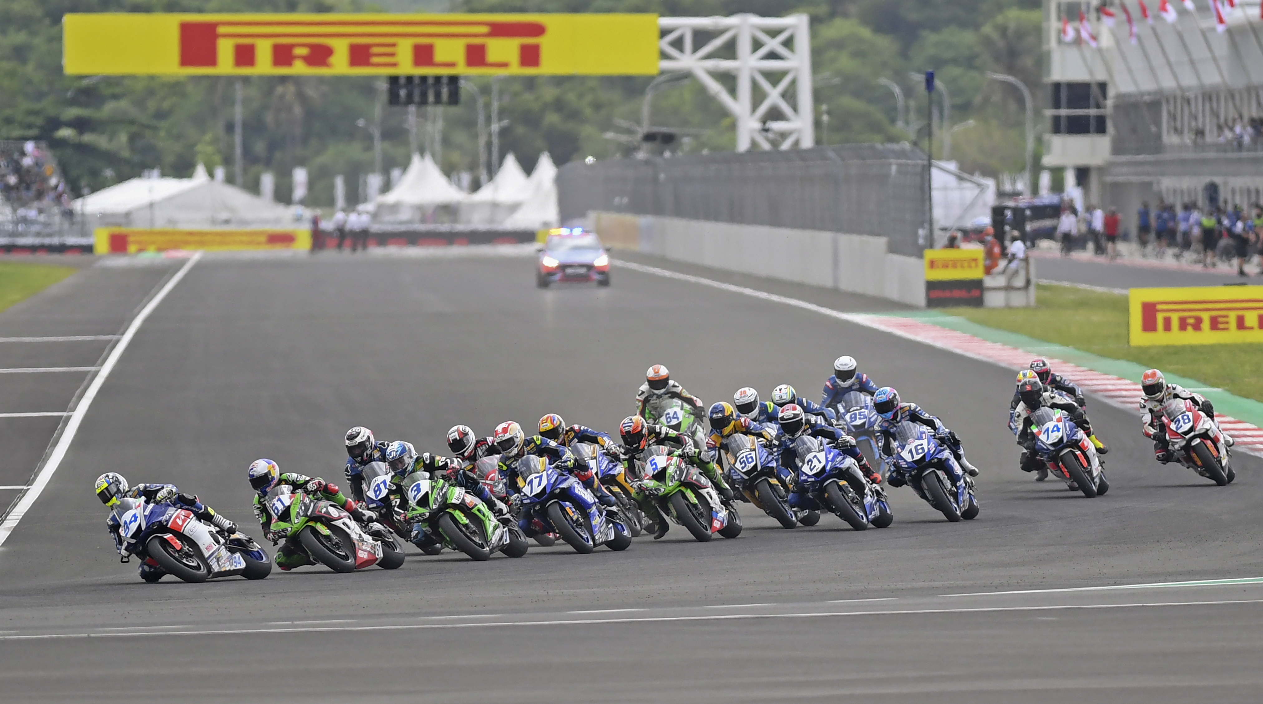 Sejumlah pembalap memacu kecepatannya di Pertamina Mandalika International Street Circuit, KEK Mandalika, Praya, Lombok Tengah, NTB.