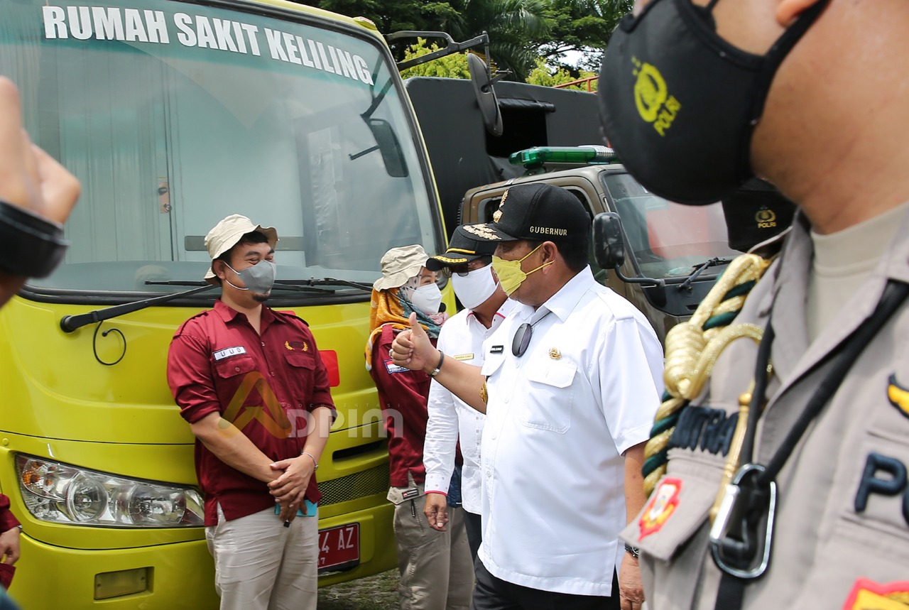Gubernur Lampung Arinal Djunaidi (tengah) saat apel kesiapan antisipasi bencana di Lapangan Korpri, Komplek Kantor Gubernur, Rabu (3/11).