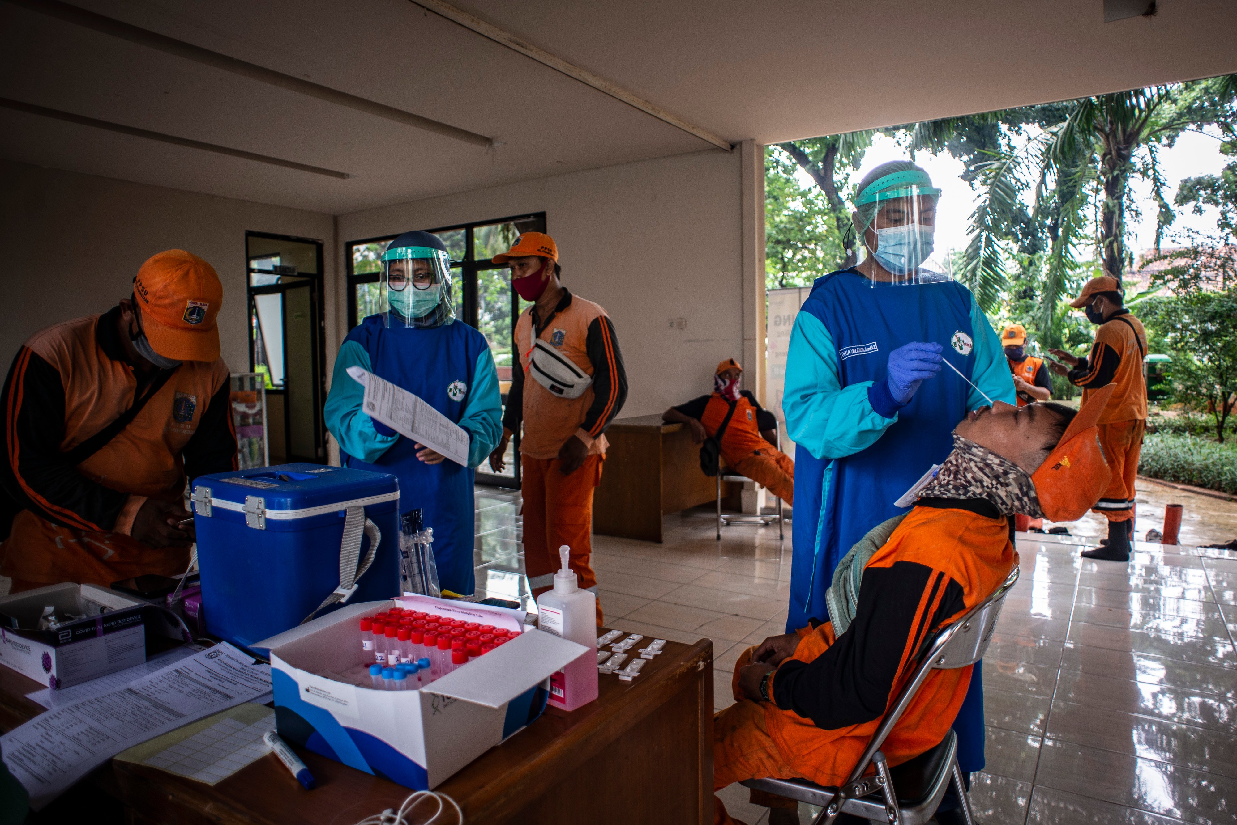 Swab antigen berlaku bagi perjalanan darat. 