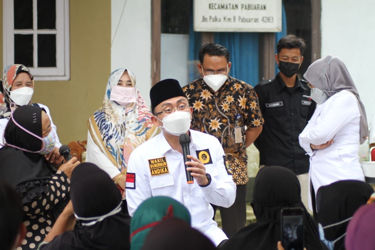 Wakil Gubernur Banten Andika Hazrumy saat menyerahkan bantuan Usaha Ekonomi Produktif