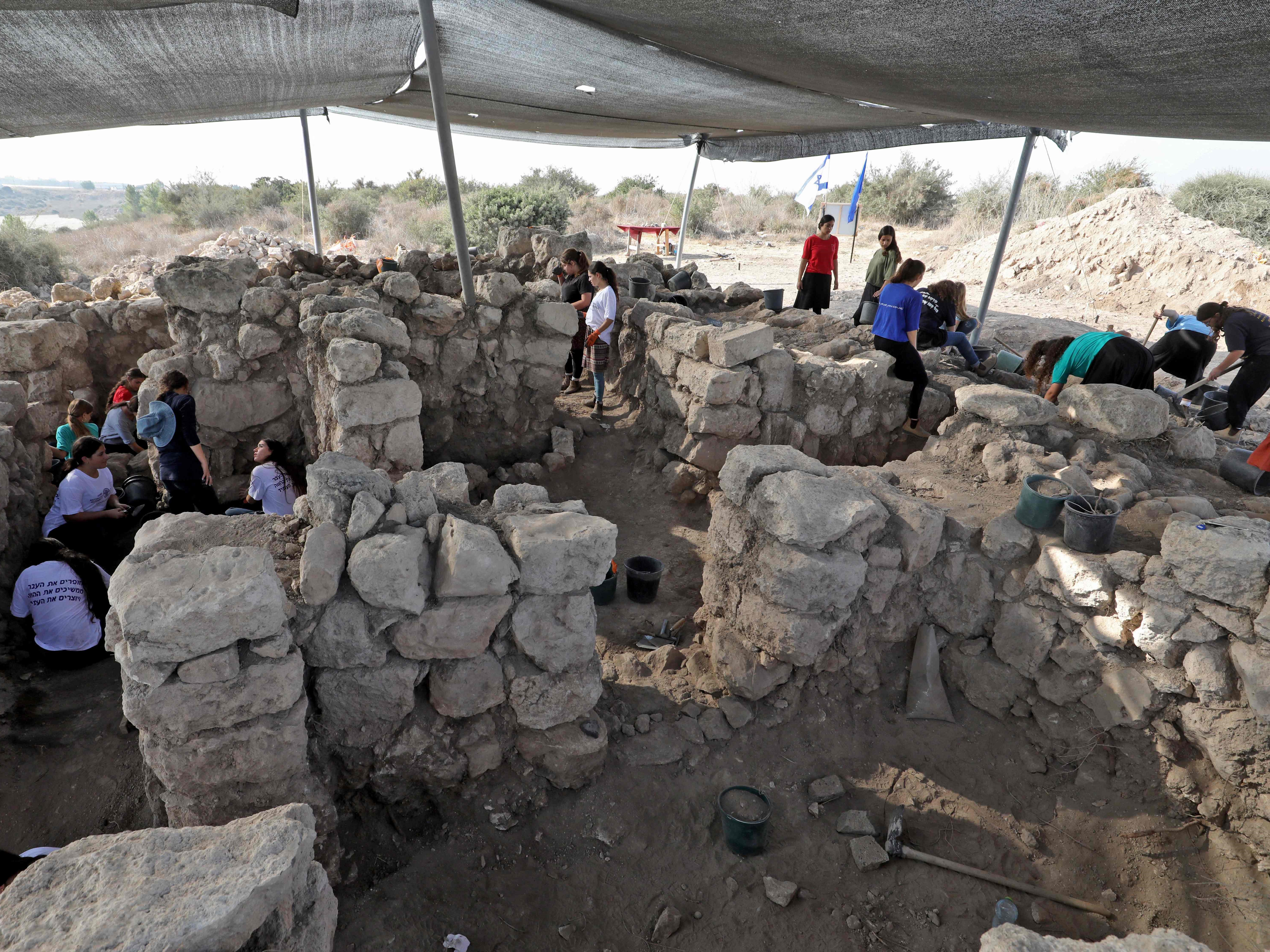 Siswa sekolah menengah mengambil bagian dalam penggalian oleh Otoritas Barang Antik Israel (IAA) di Hutan Lachish.