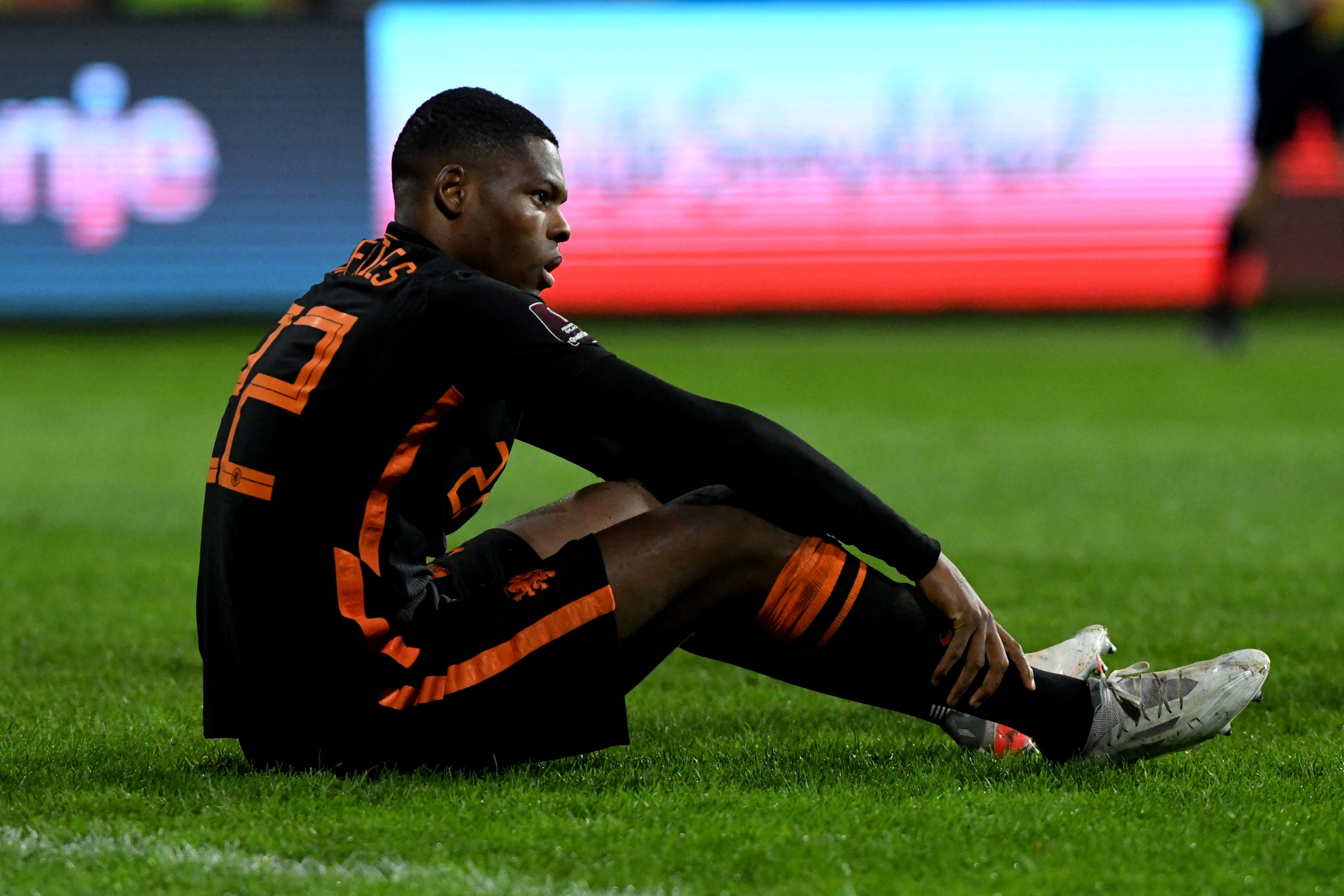 Pemain timnas Belanda Denzel Dumfries bereaksi usai laga kualifikasi Piala Dunia melawan Montenegro yang berakhir imbang 2-2. 