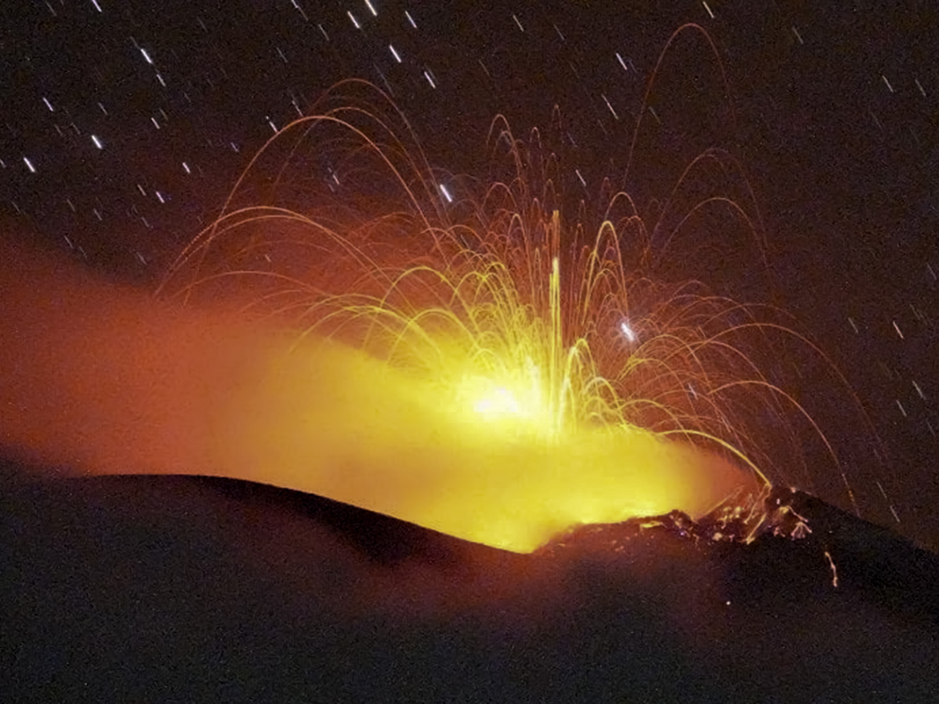 Gunung berapi Ile Lewotolok.