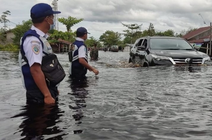 Banjir di Jalan Trans Kalimantan Desa Tumbang Nusa. 