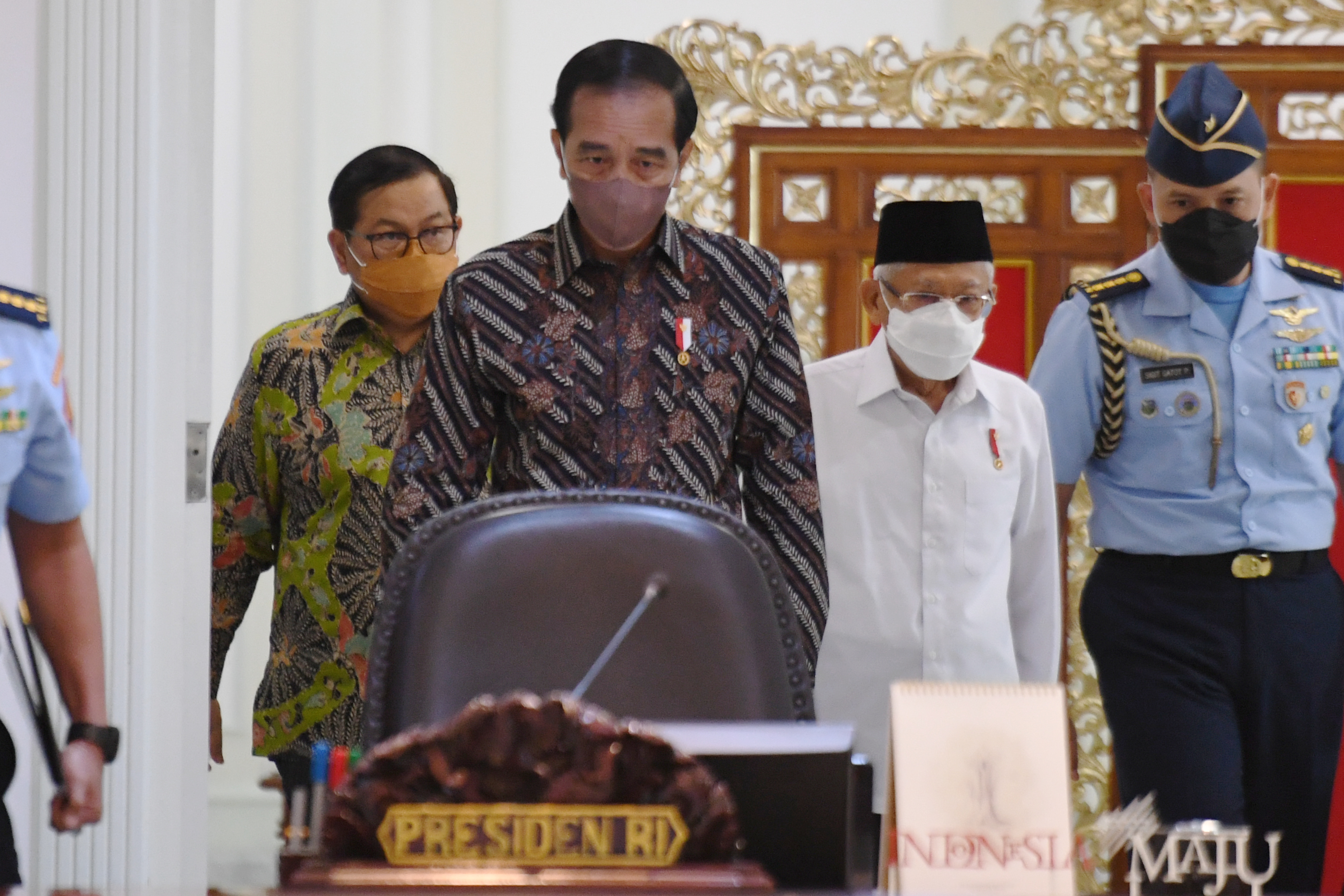Presiden Joko Widodo memimpin Rapat terbatas evaluasi PPKM