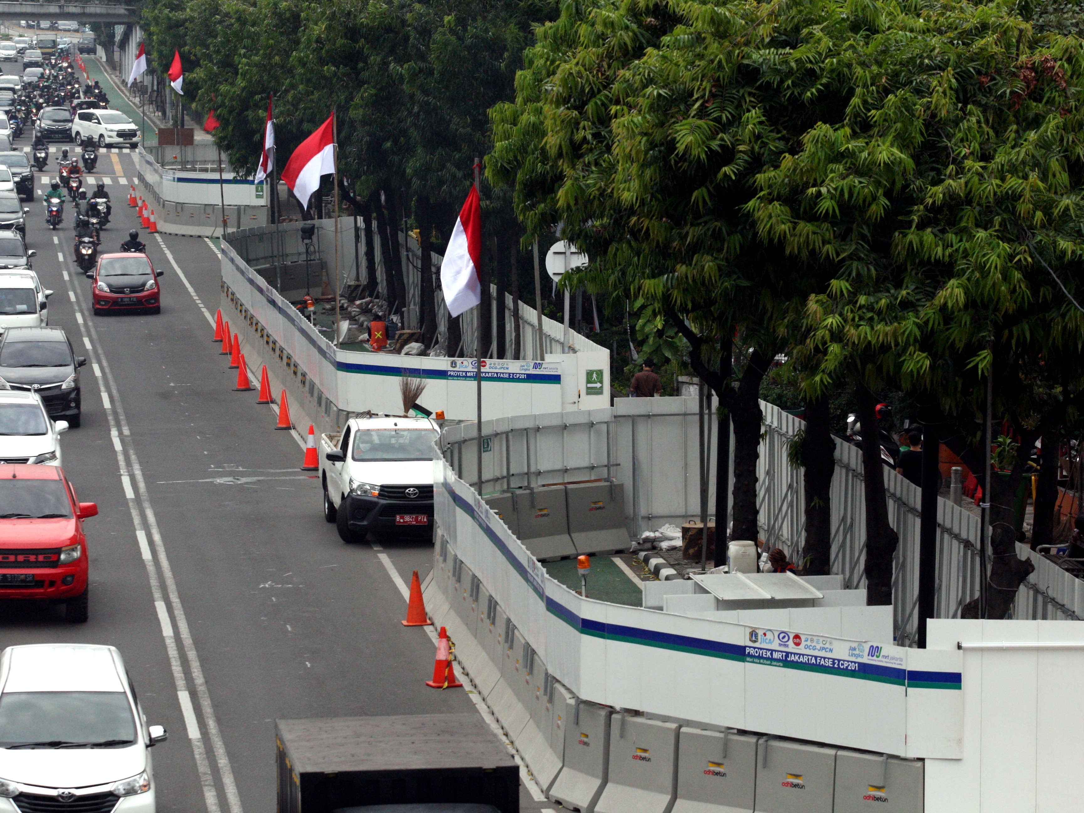 Proyek pengerjaan Moda Raya Terpadu (MRT) fase 2, di jalan MH Thamrin Jakarta, Rabu (12/8/2020).