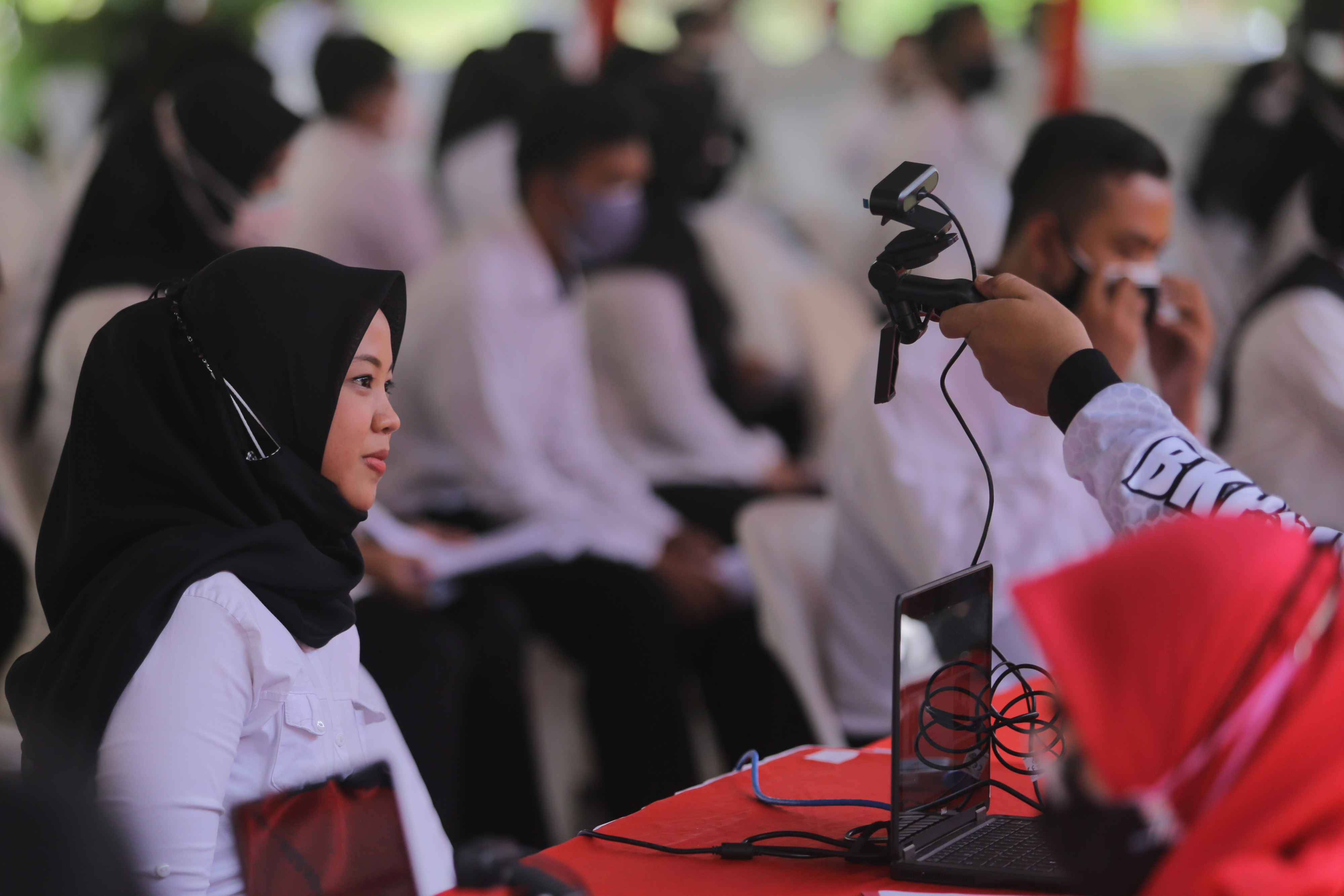  Peserta seleksi kompentensi dasar CPNS melakukan registrasi ulang sebelum mengikuti tes di gedung PGRI, Indramayu, Jawa Barat.