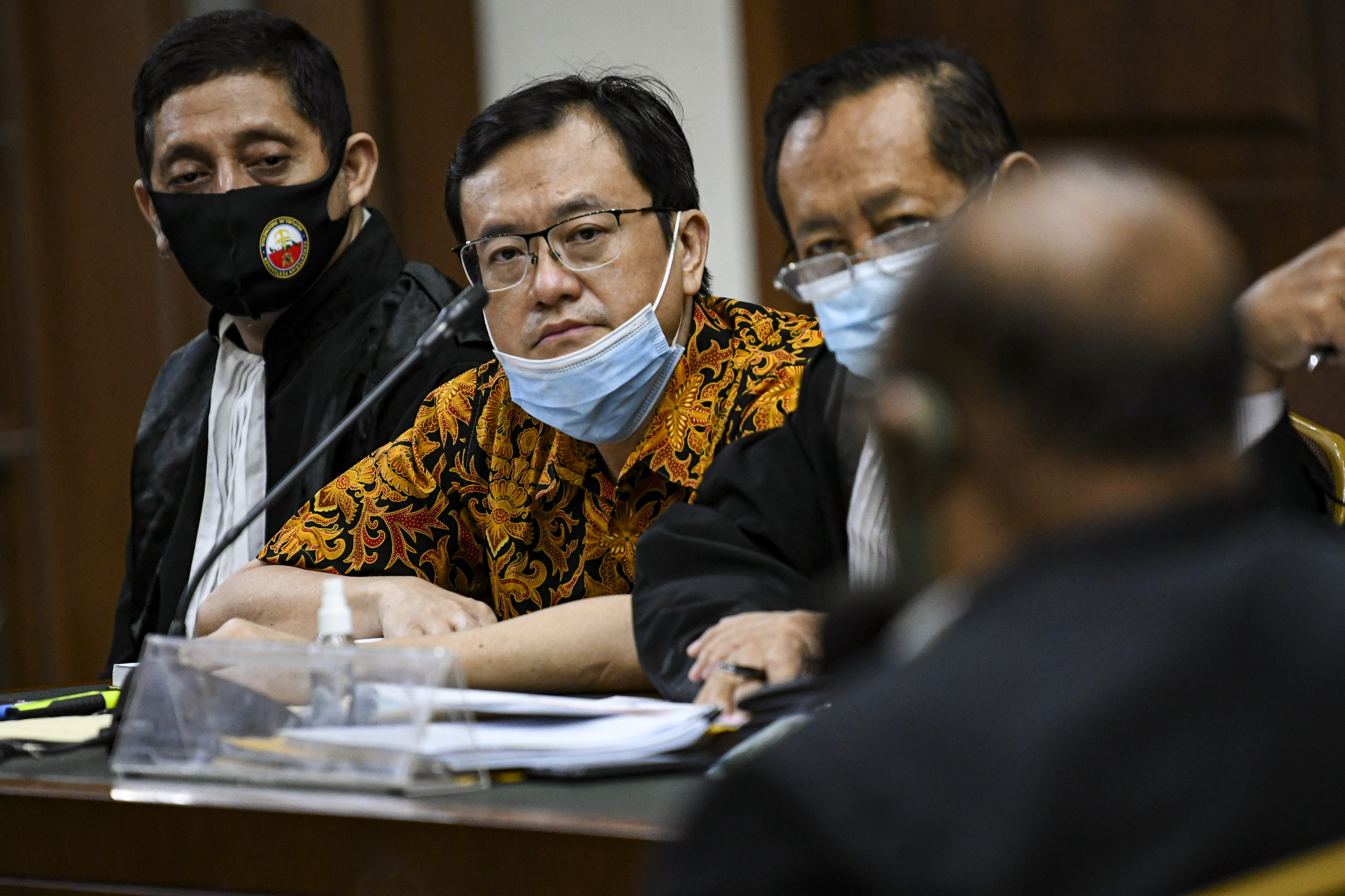 Terdakwa Direktur Utama PT Hanson Internasional Tbk Benny Tjokrosaputro (kedua kiri). 