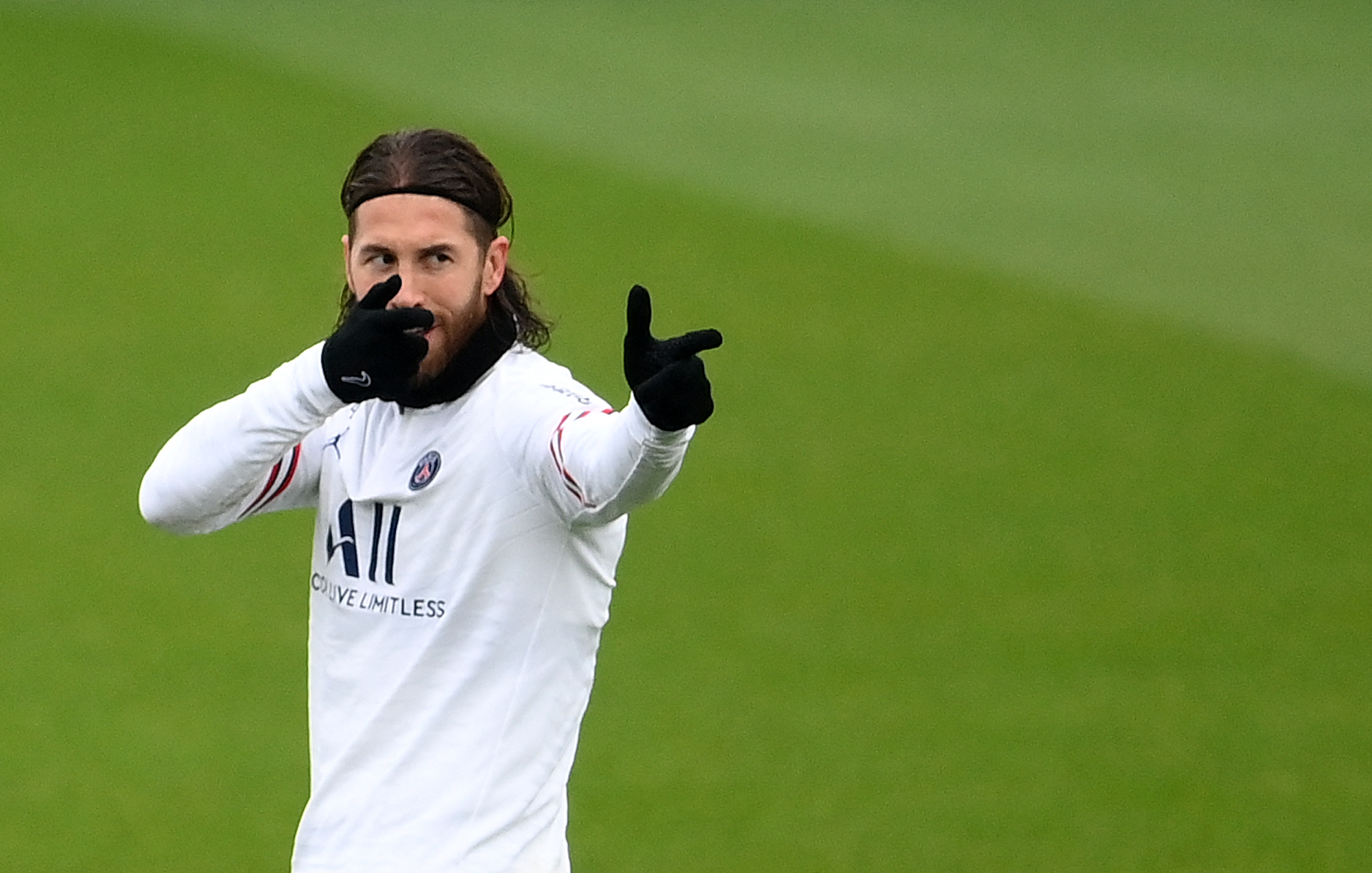 Bek PSG Sergio Ramos mengikuti latihan bersama timnya, kemarin.