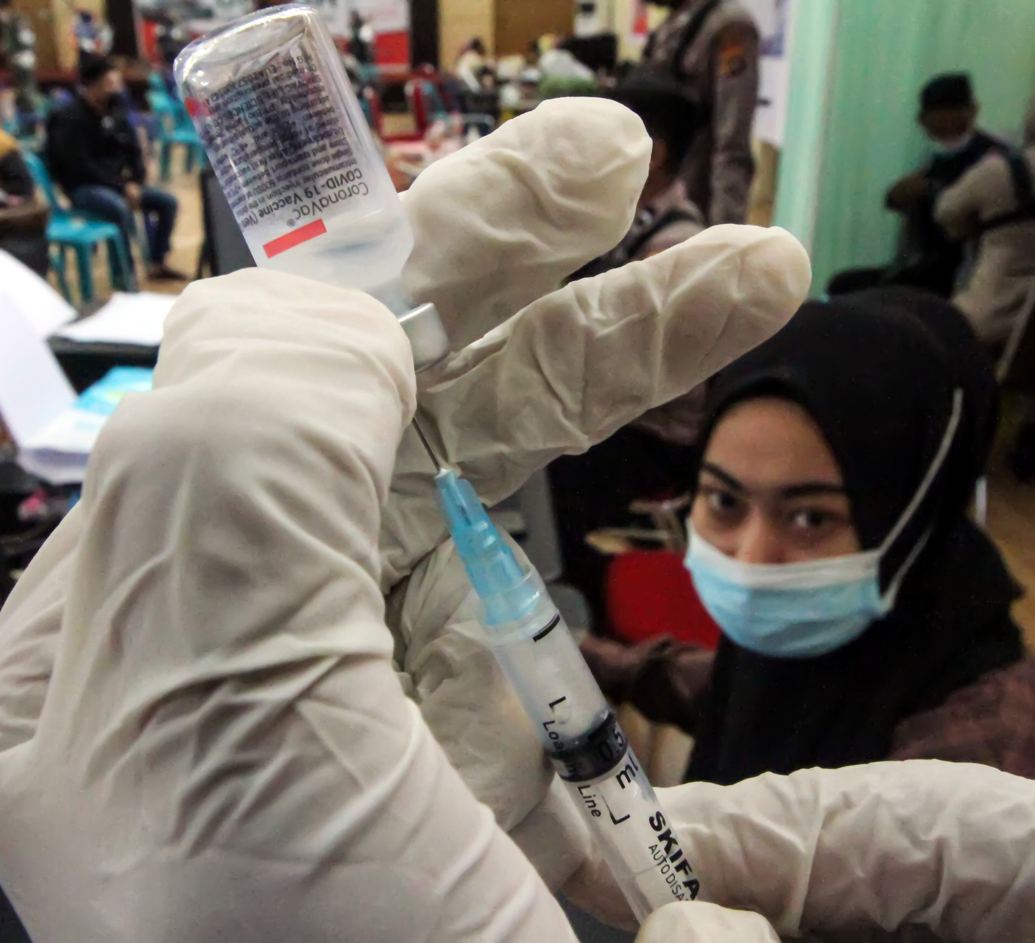 Petugas kesehatan mempersiapkan cairan vaksin covid-19 di Lhokseumawe, Aceh, Jumat (19/11/2021)