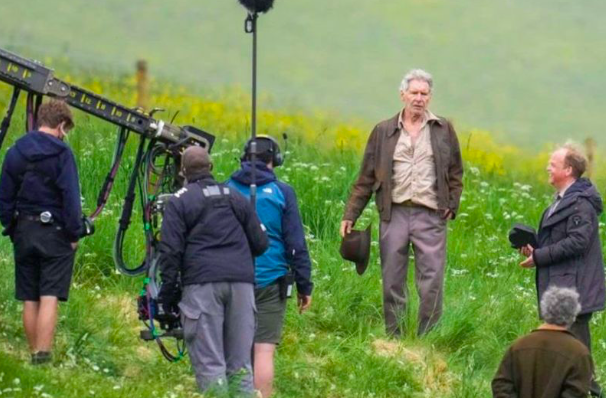 Harrison Ford dan Toby Jones dalam proses produksi 