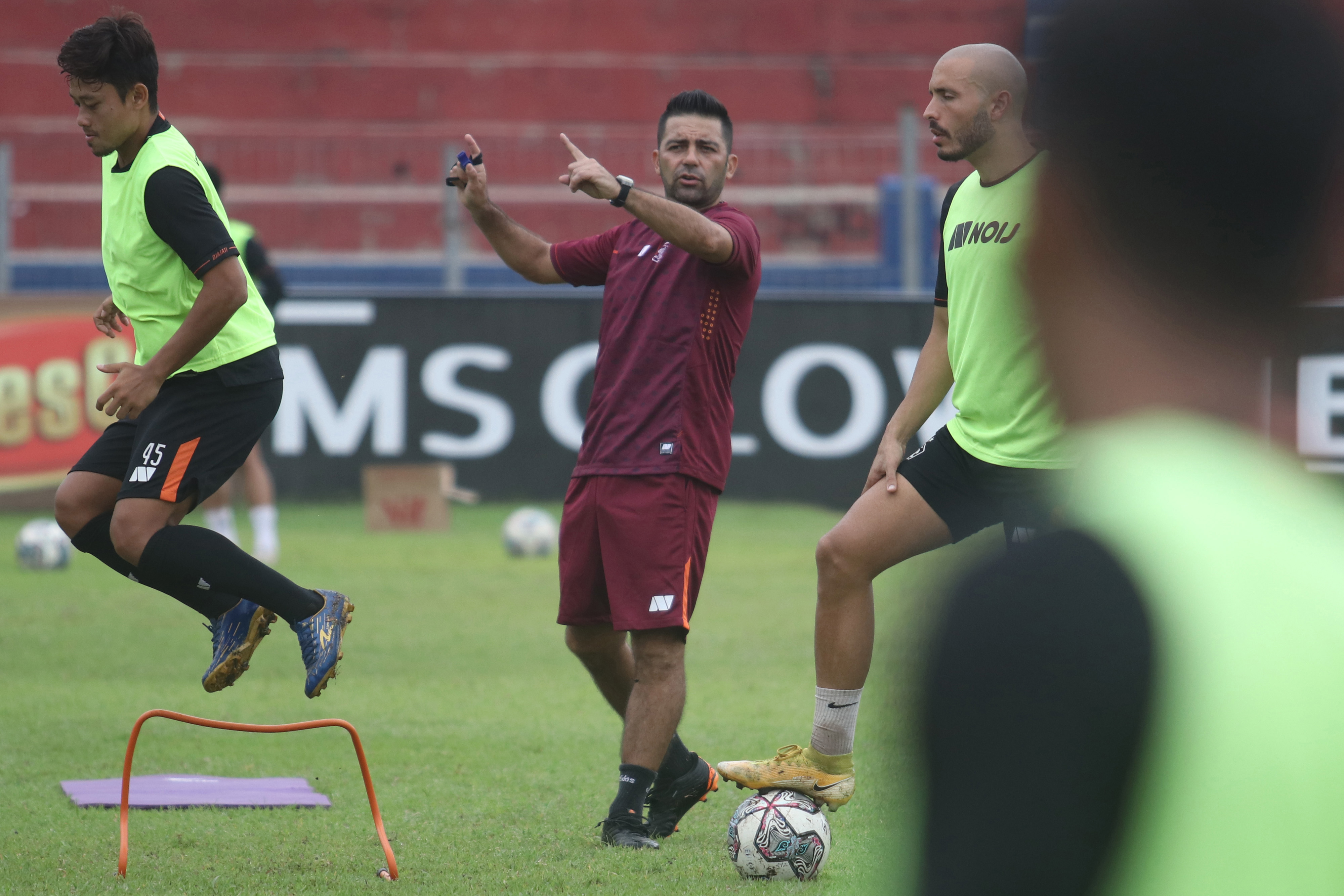 Pelatih Persik Kediri Javier Roca (tengah) memberikan arahan kepada pemain saat latihan di Stadion Brawijaya, Kota Kediri, Senin (15/11).