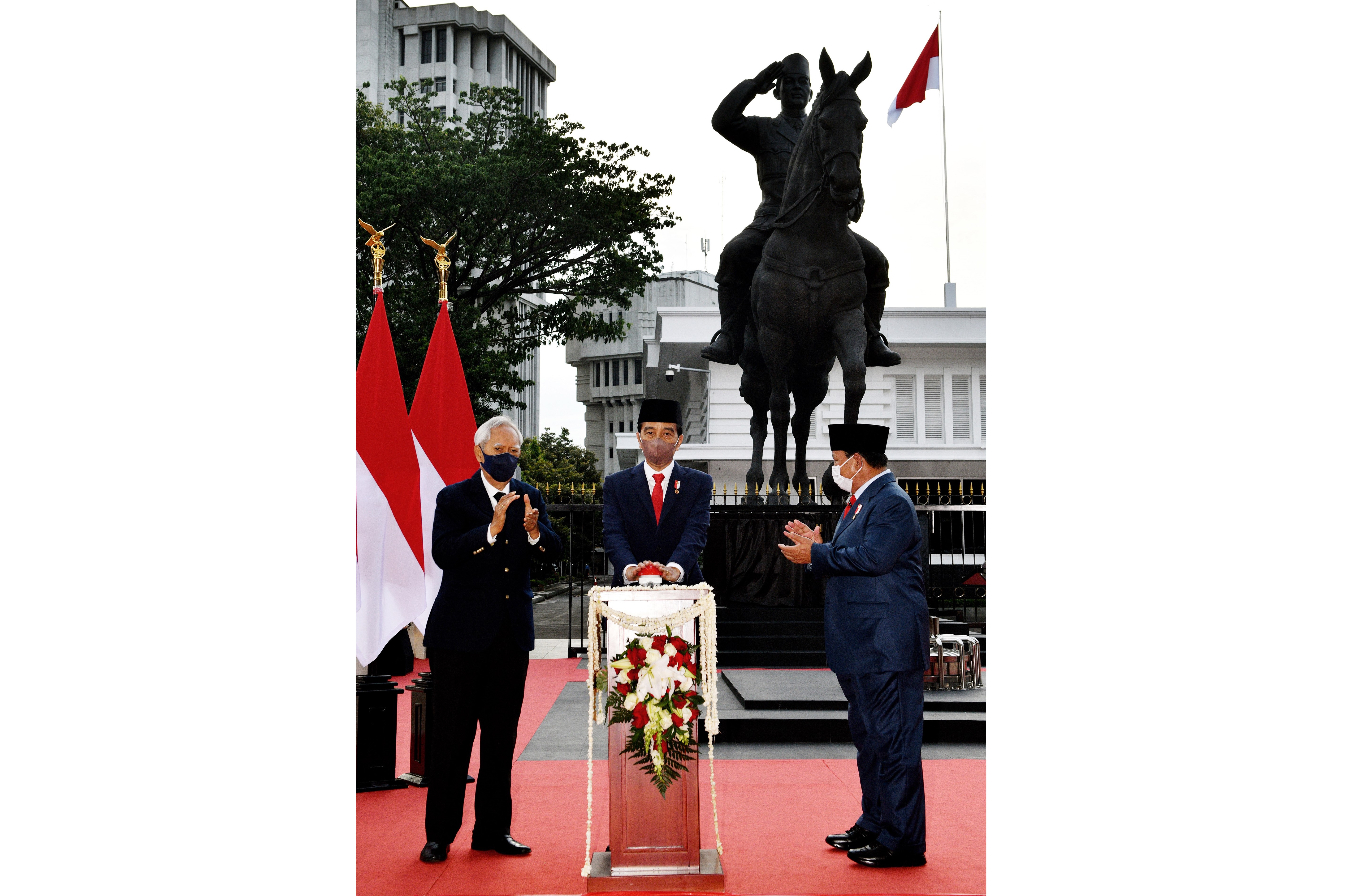 Presiden Joko Widodo (tengah) disaksikan Menteri Pertahanan Prabowo Subianto (kanan) dan putra Presiden pertama RI Soekarno, Guntur Soekarno