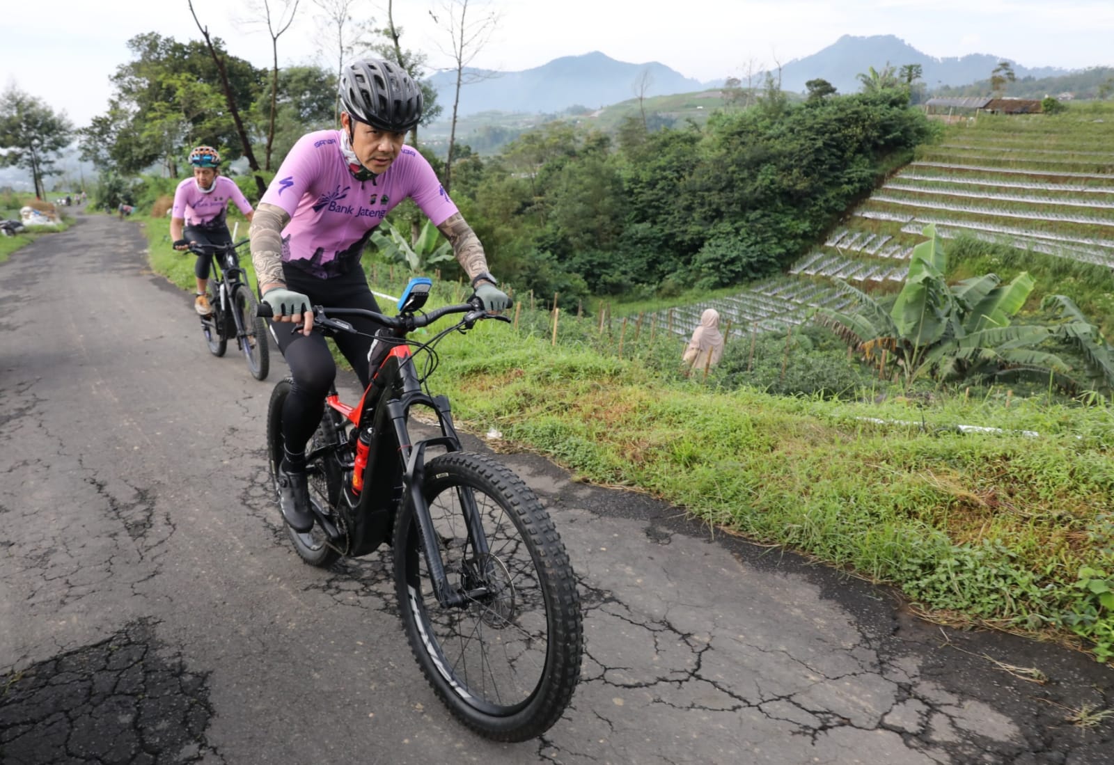 Ganjar Pranowo Unjuk Kemampuan Ikuti Tour de Borobudur