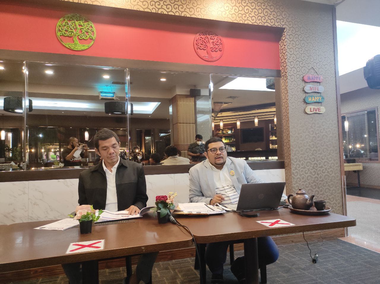 Pengurus DPP Kongres Advokat Indonesia (KAI) Anga Busra Lesmana (baju putih) dan Jhoni Bakar somasi anggota DPR karen unggahannya medsos