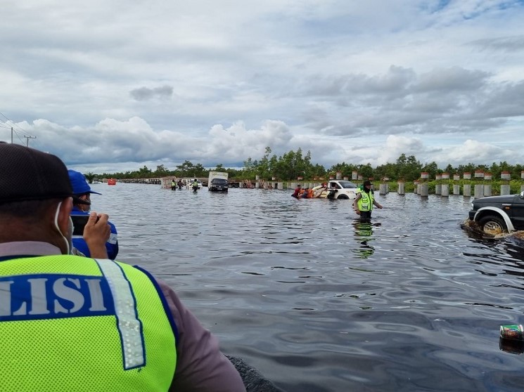 Banjir di Jalan Trans Kalimantan Bukit Rawi, Selasa (16/11).