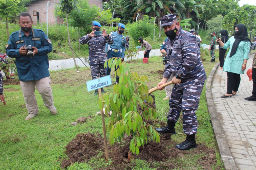  Komandan Lantamal V, Laksamana Pertama TNI Yoos Suryono Hadi menanam pohon di Boyolali