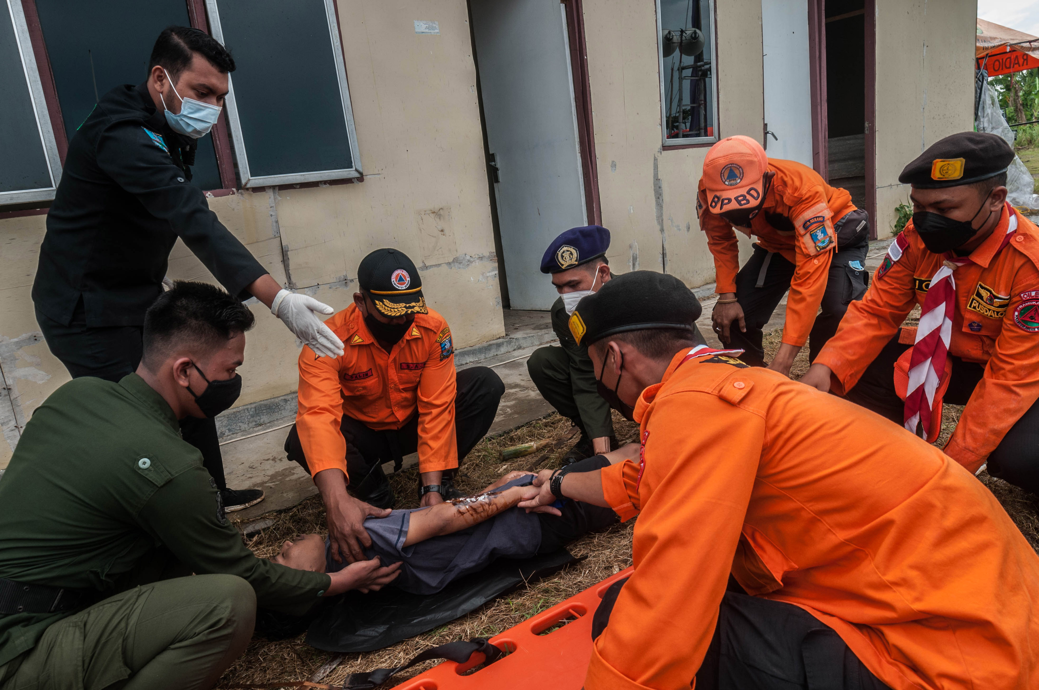  Petugas mengevakuasi korban saat simulasi penanganan bencana tsunami di Pasauran, Kabupaten Serang, Banten, Selasa (9/11).