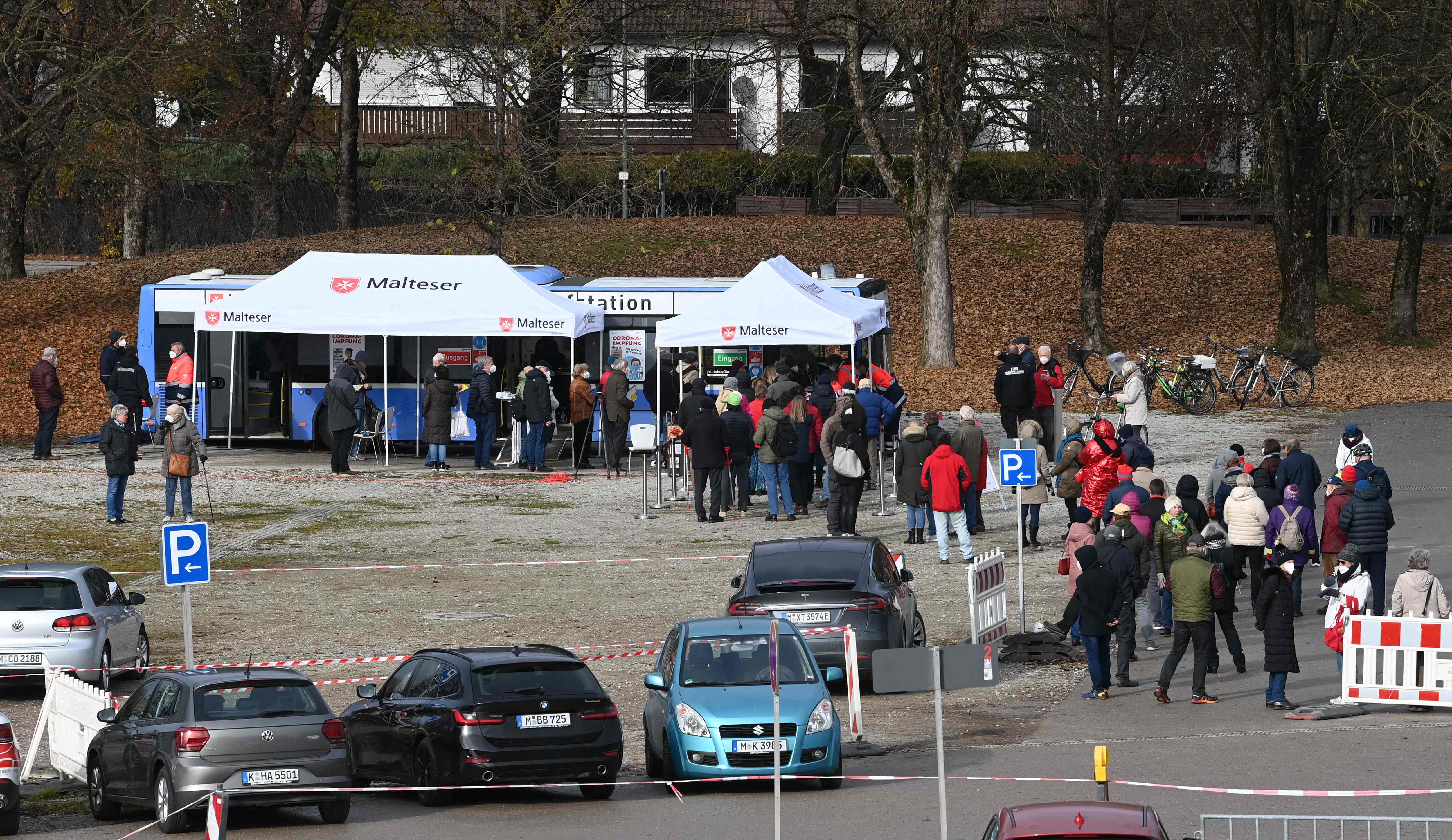 Warga mengantre untuk divaksin covid-19 di Muenchen, Jerman.