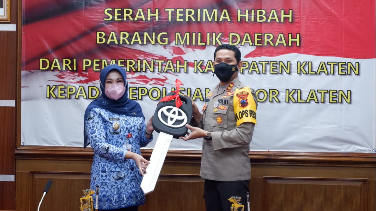 Bupati Klaten Sri Mulyani (kiri)