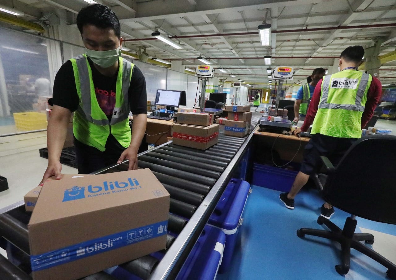 Petugas mengemas paket yang dibeli melalui ajang promo Blibli 11.11