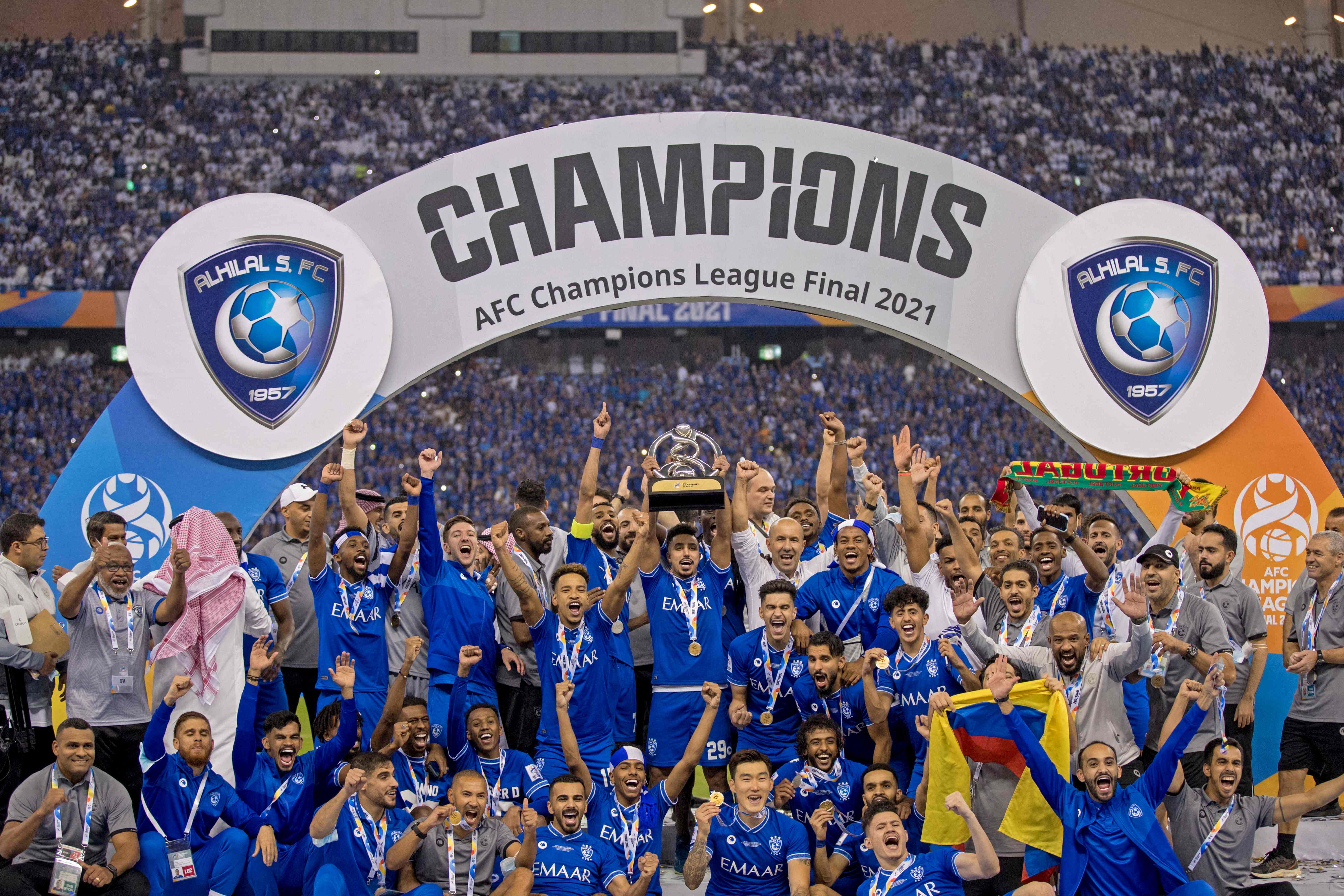 Para pemain Al Hilal merayakan keberhasilan mereka menjadi juara Liga Champions Asia.
