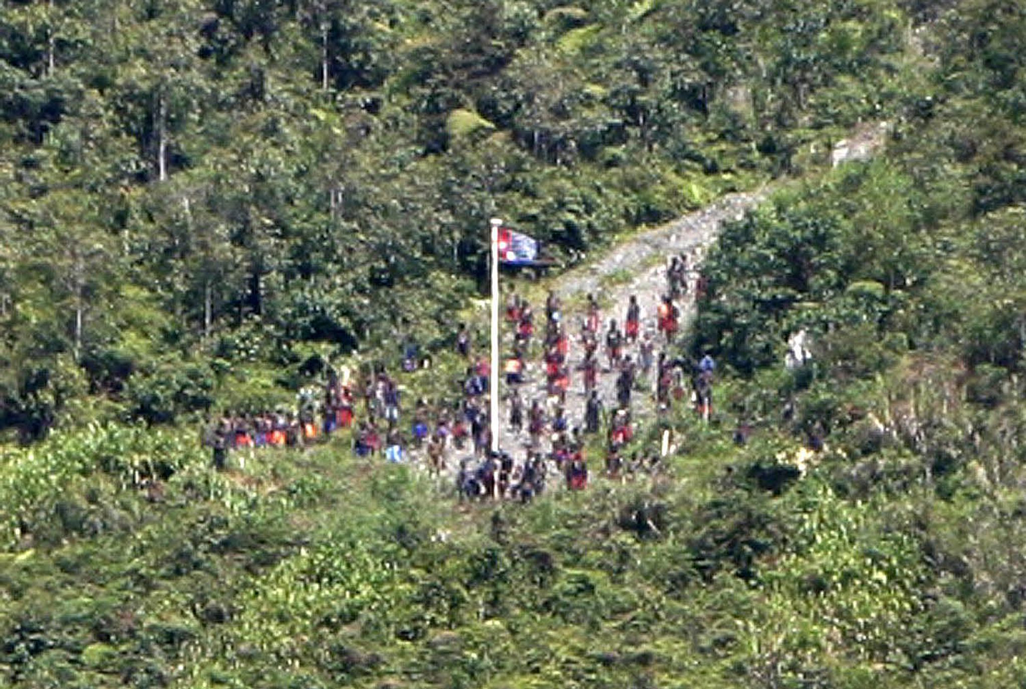 Sejumlah anggota OPN mengbarkan bendera bintang kejora di Gunung Yomo, Puncak Jaya, Papua