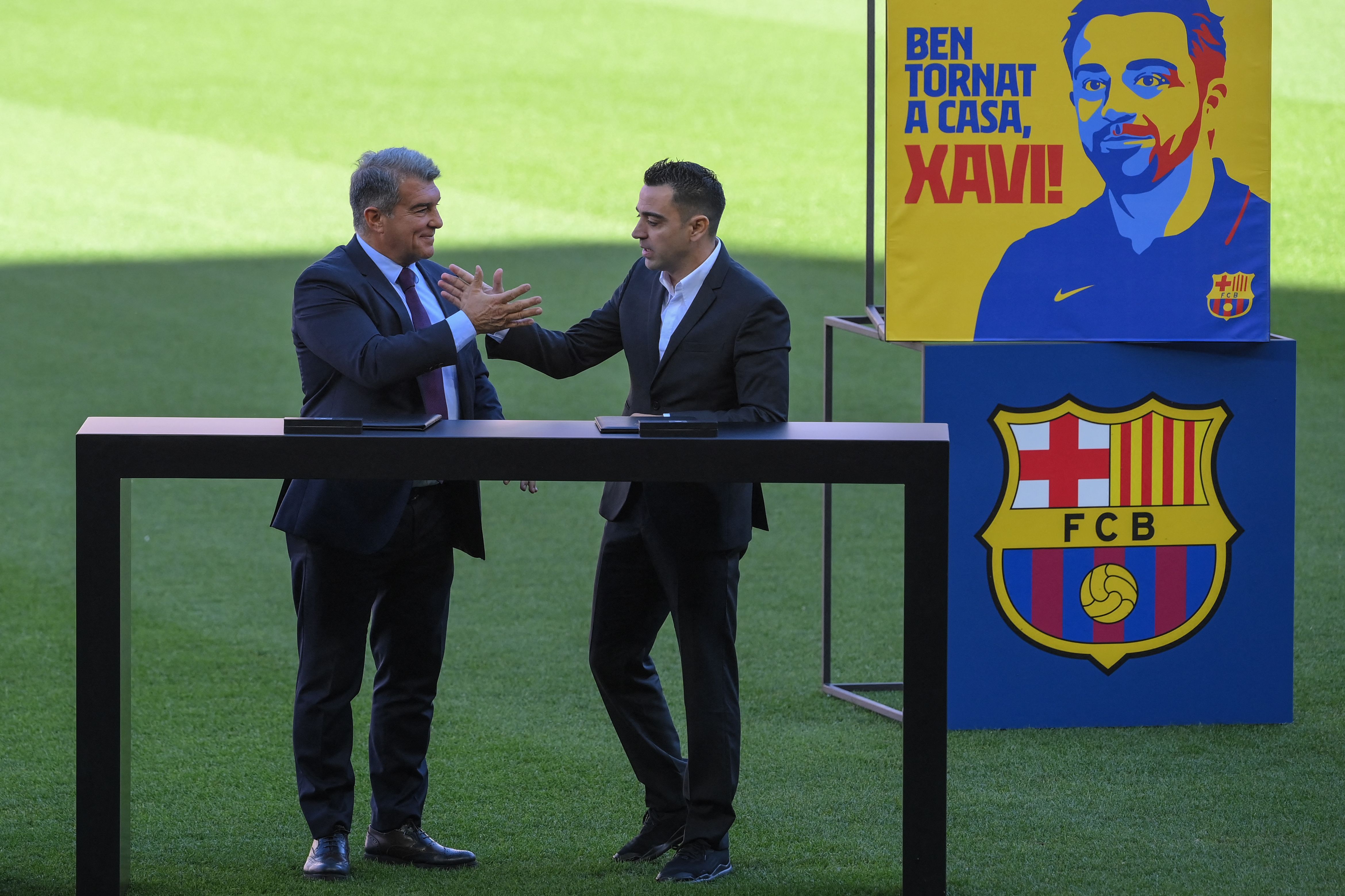 Xavi Hernandez (kanan) diperkenalkan secara resmi sebagai pelatih Barcelona, Senin (8/11). 