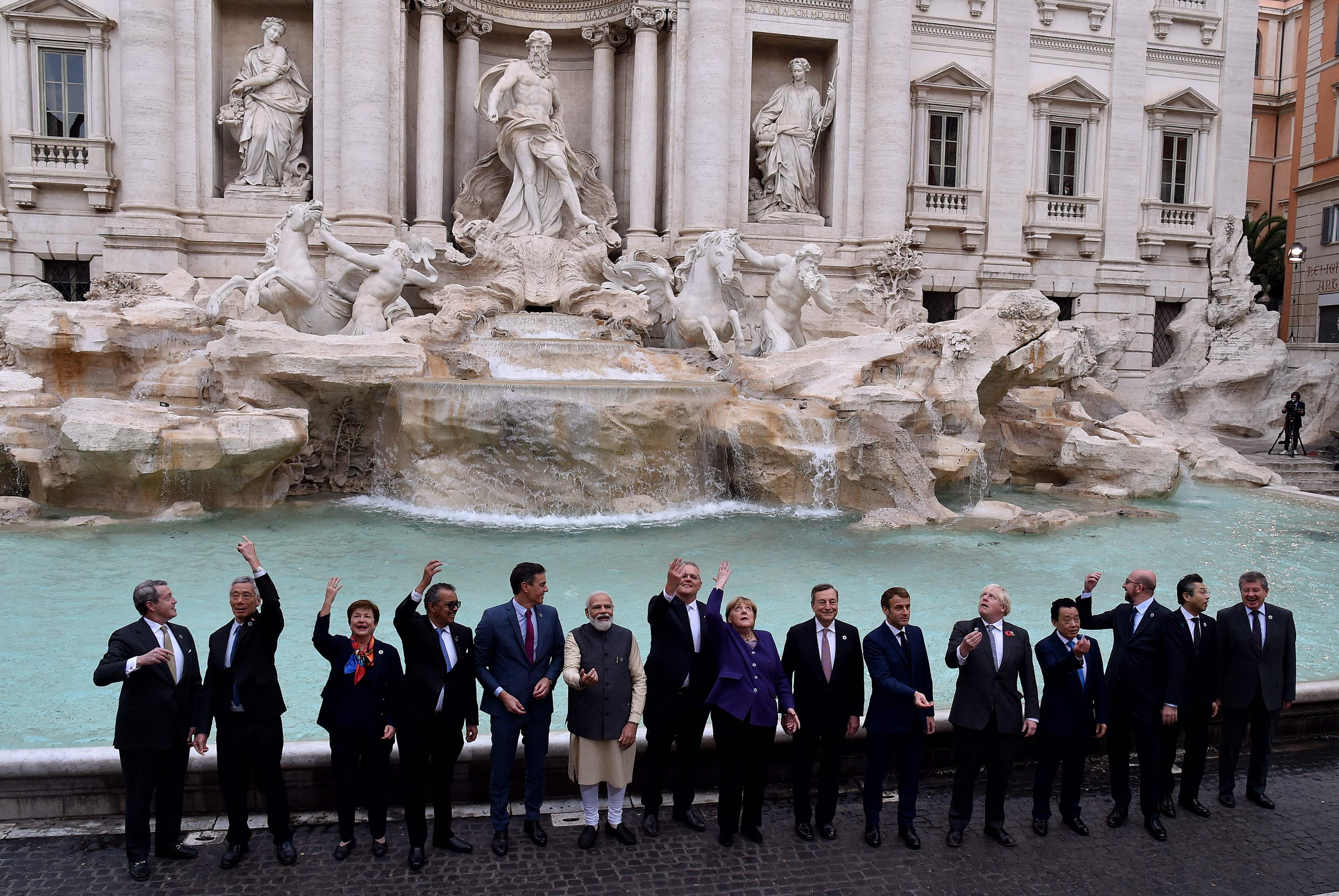 Sesi foto bersama para pemimpin dunia yang menghadiri G20 of World Leaders Summit di Roma, Italia.