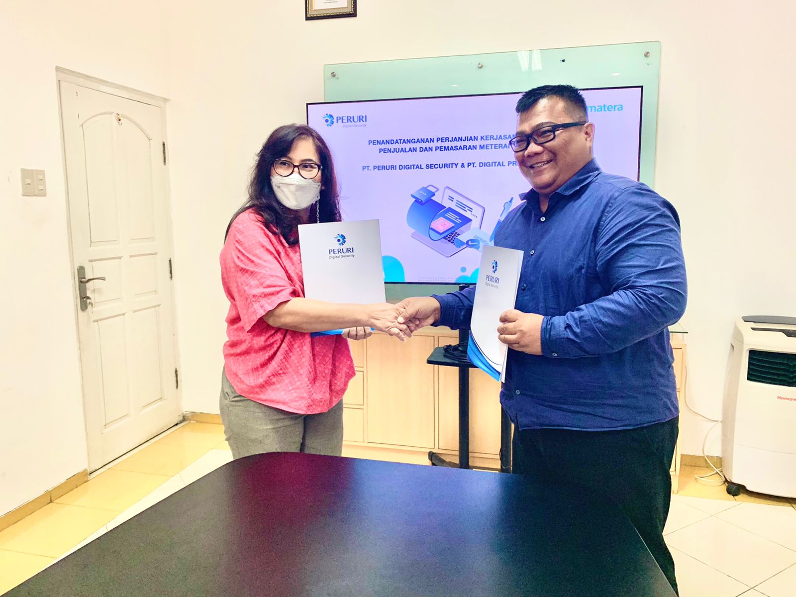 Dirut Peruri Digital Security Tetty Herawati Siregar dan Digiprimatera, Adios Purnama menandatangani kerjasama e-materai, Selasa (23/11)