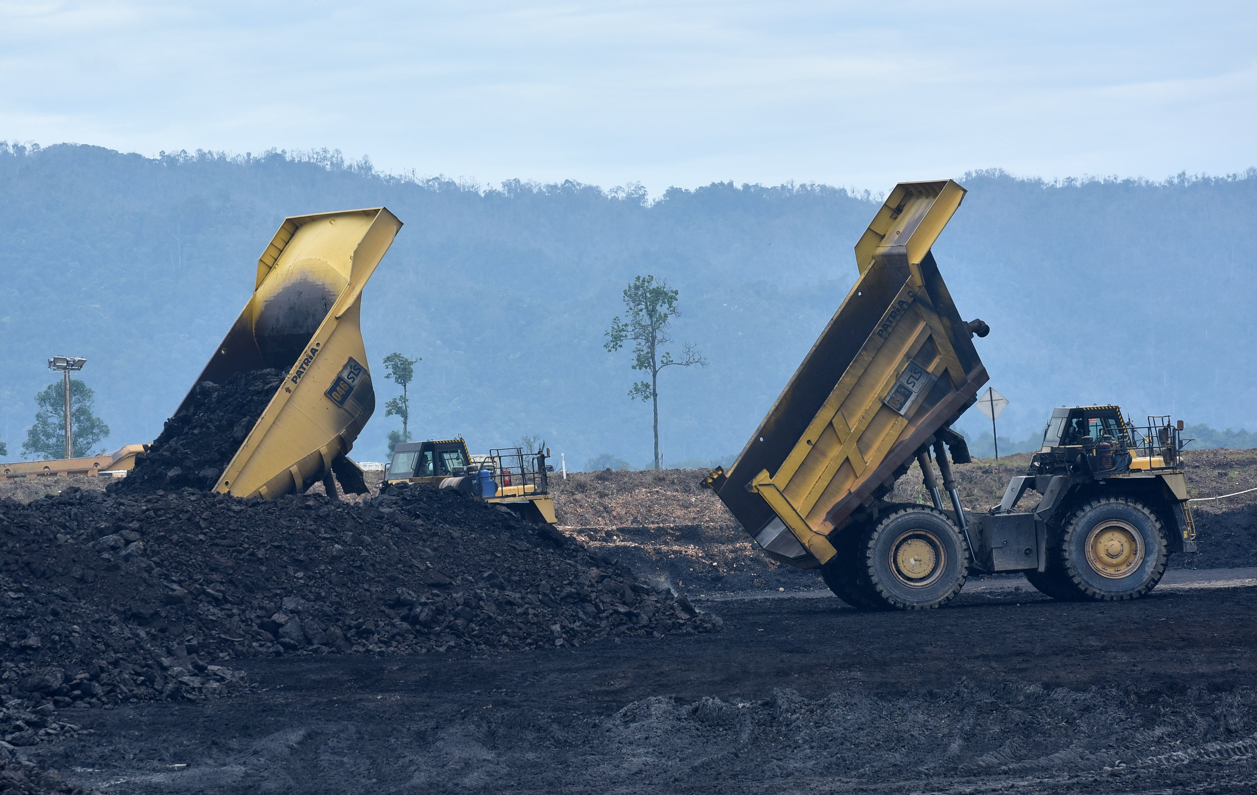 Aktivitas bongkar muat batubara di sebuah tambang di Tabalong, Kalimantan Selatan.